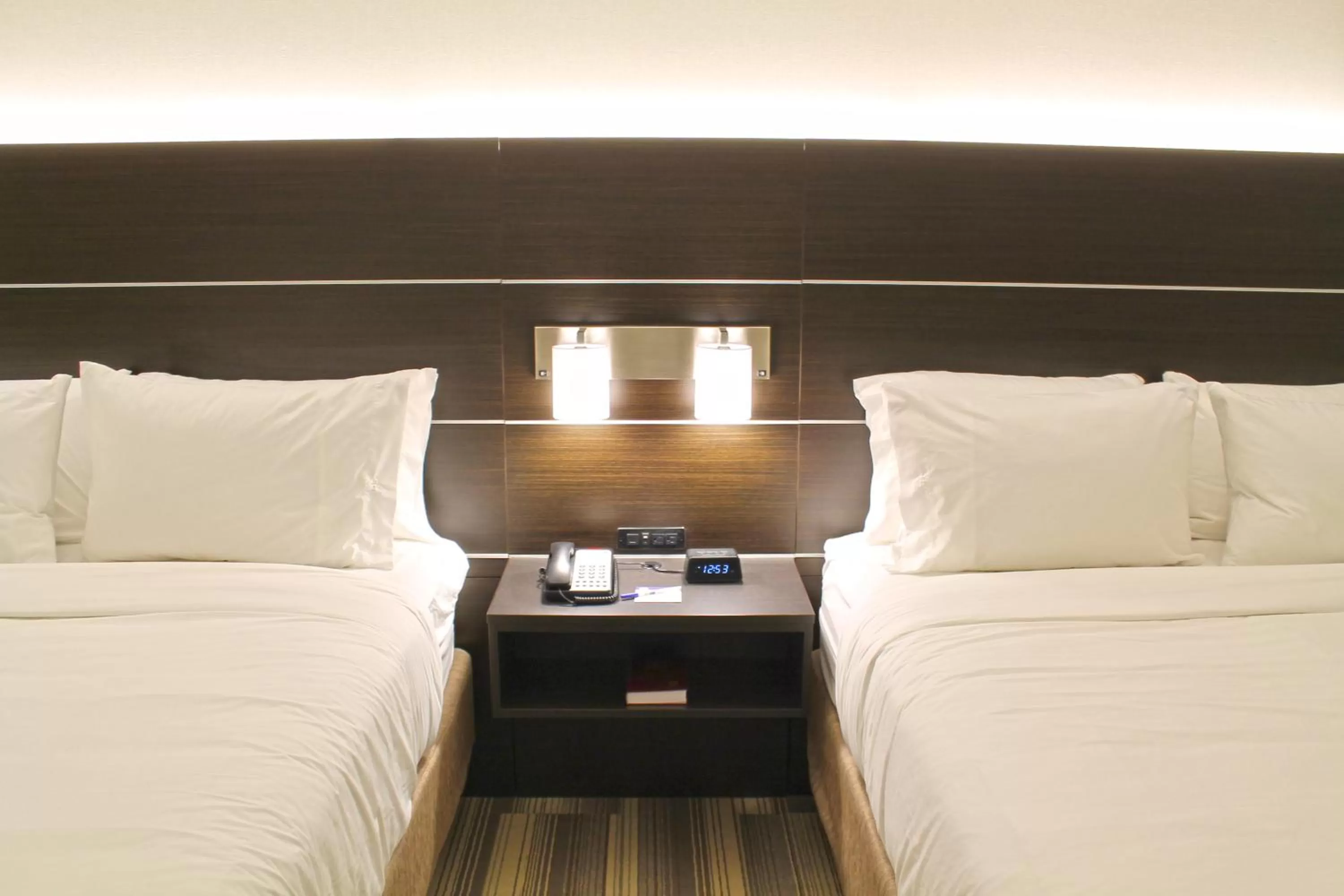 Bedroom, Bed in Holiday Inn Express & Suites - St. Louis South - I-55 by IHG