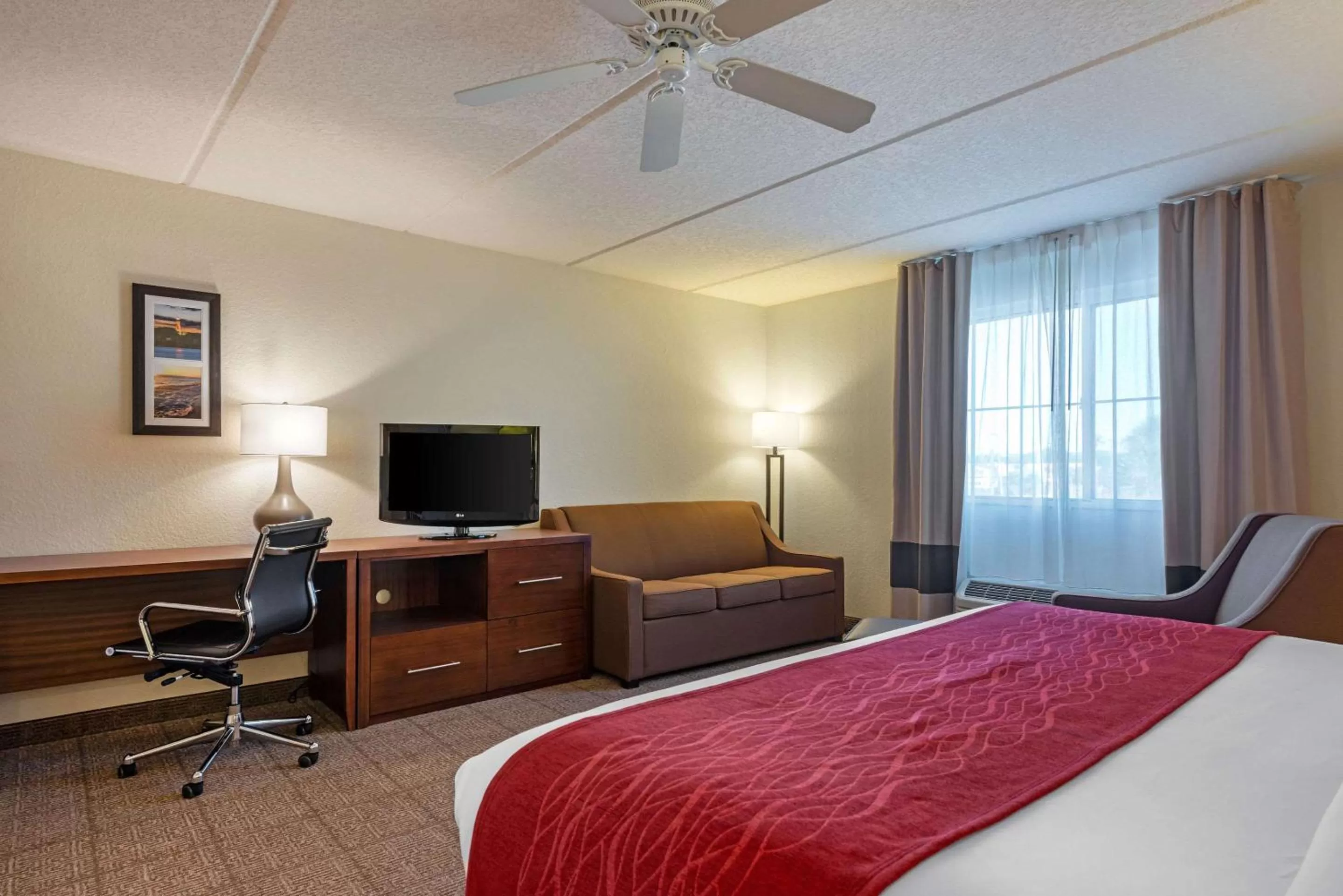 Photo of the whole room, Bed in Comfort Inn Kissimmee-Lake Buena Vista South