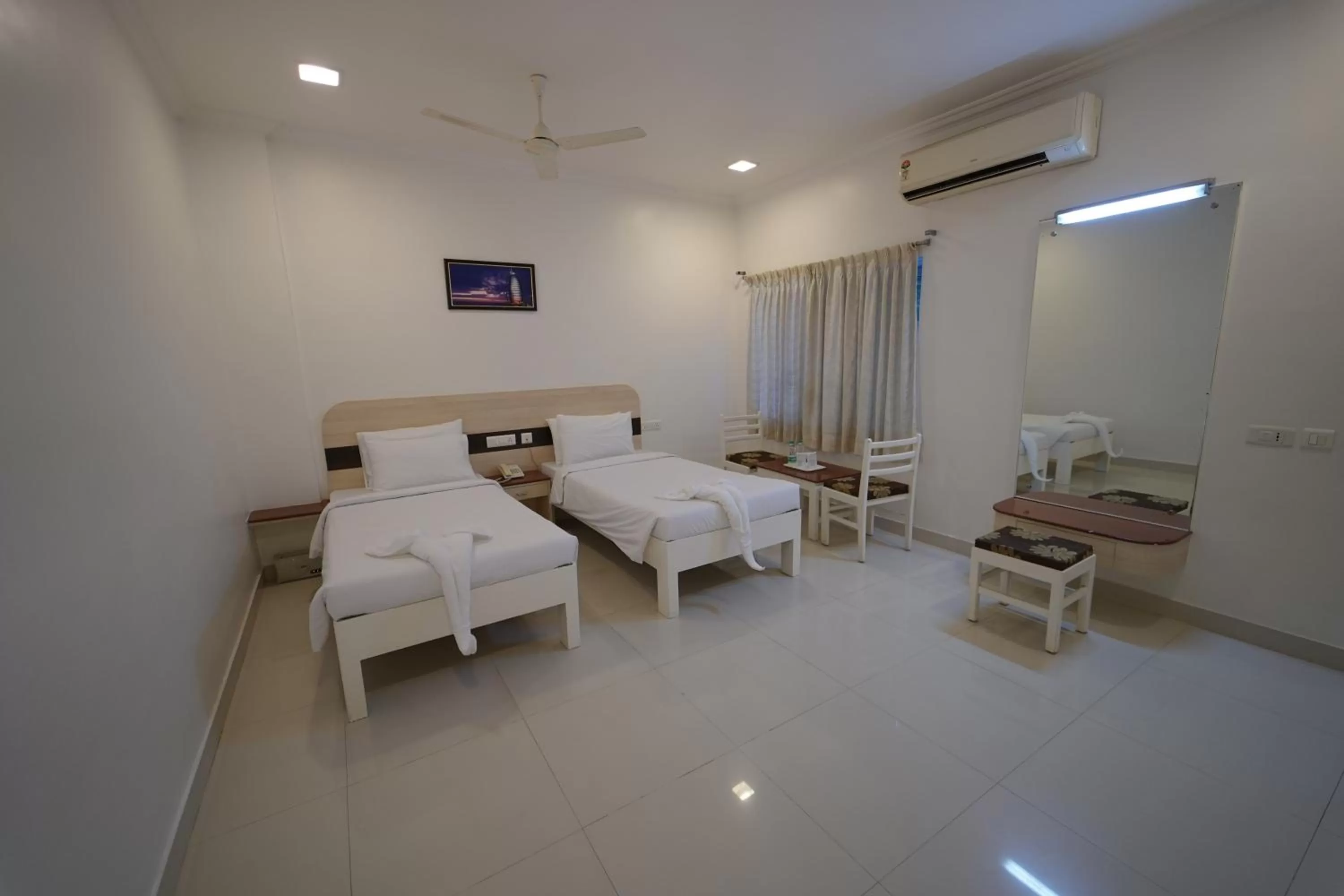 Bed in Hotel Palmyra Grand Inn