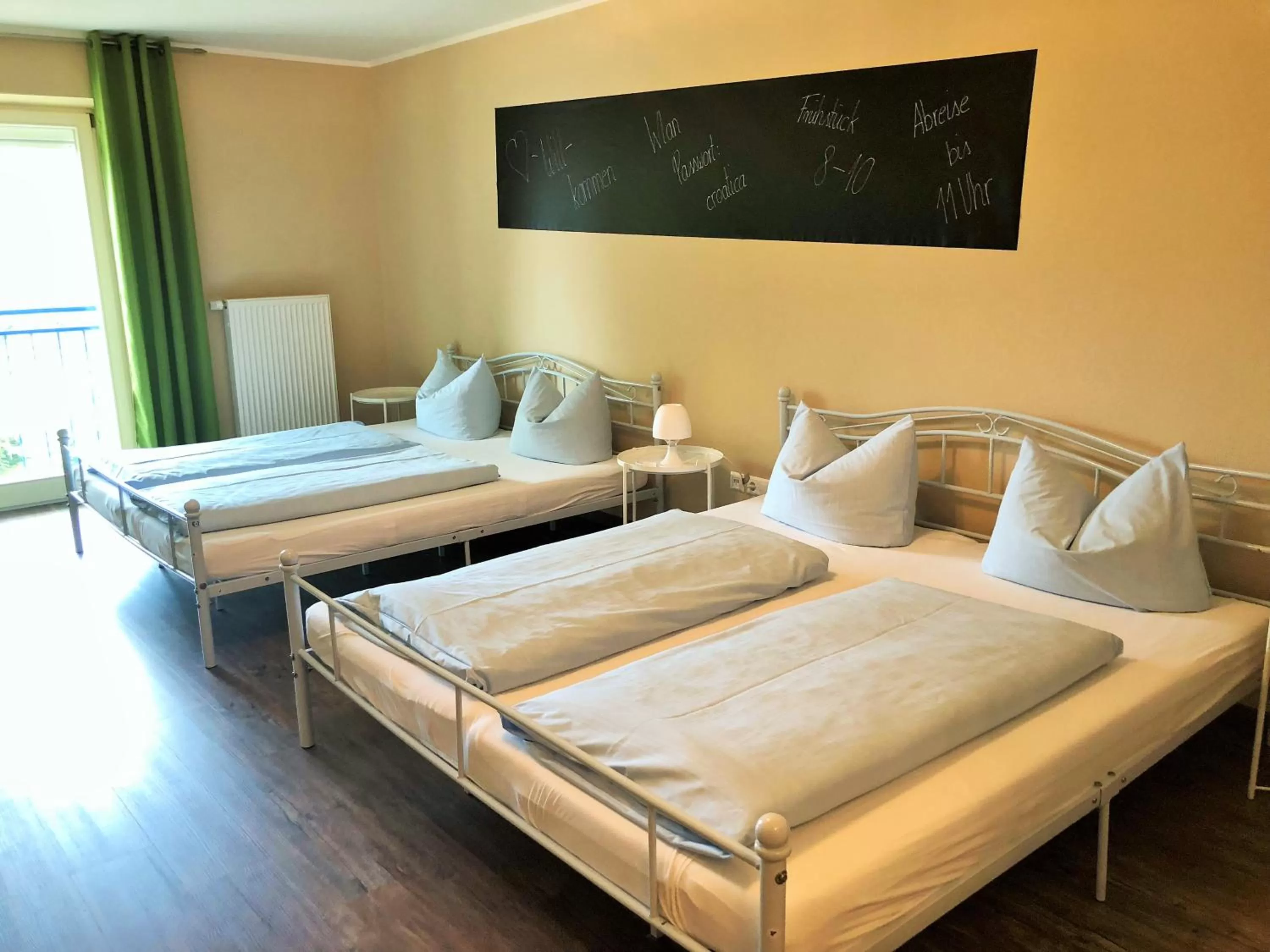 Photo of the whole room, Bed in Motel Füssen im Allgäu