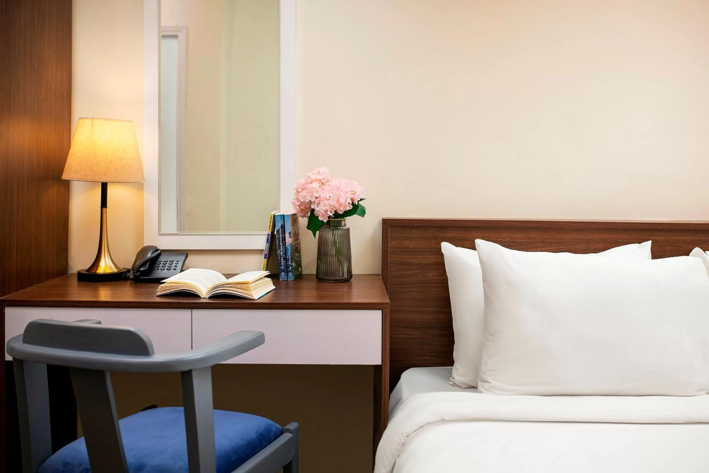 Bed in Queen Cafe Hotel & Pub