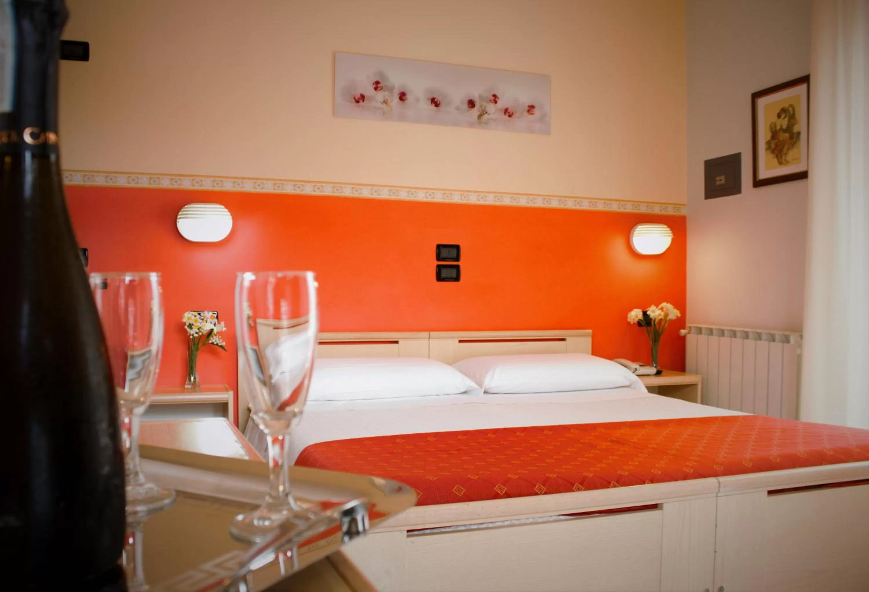 Shower, Bed in Hotel Monica