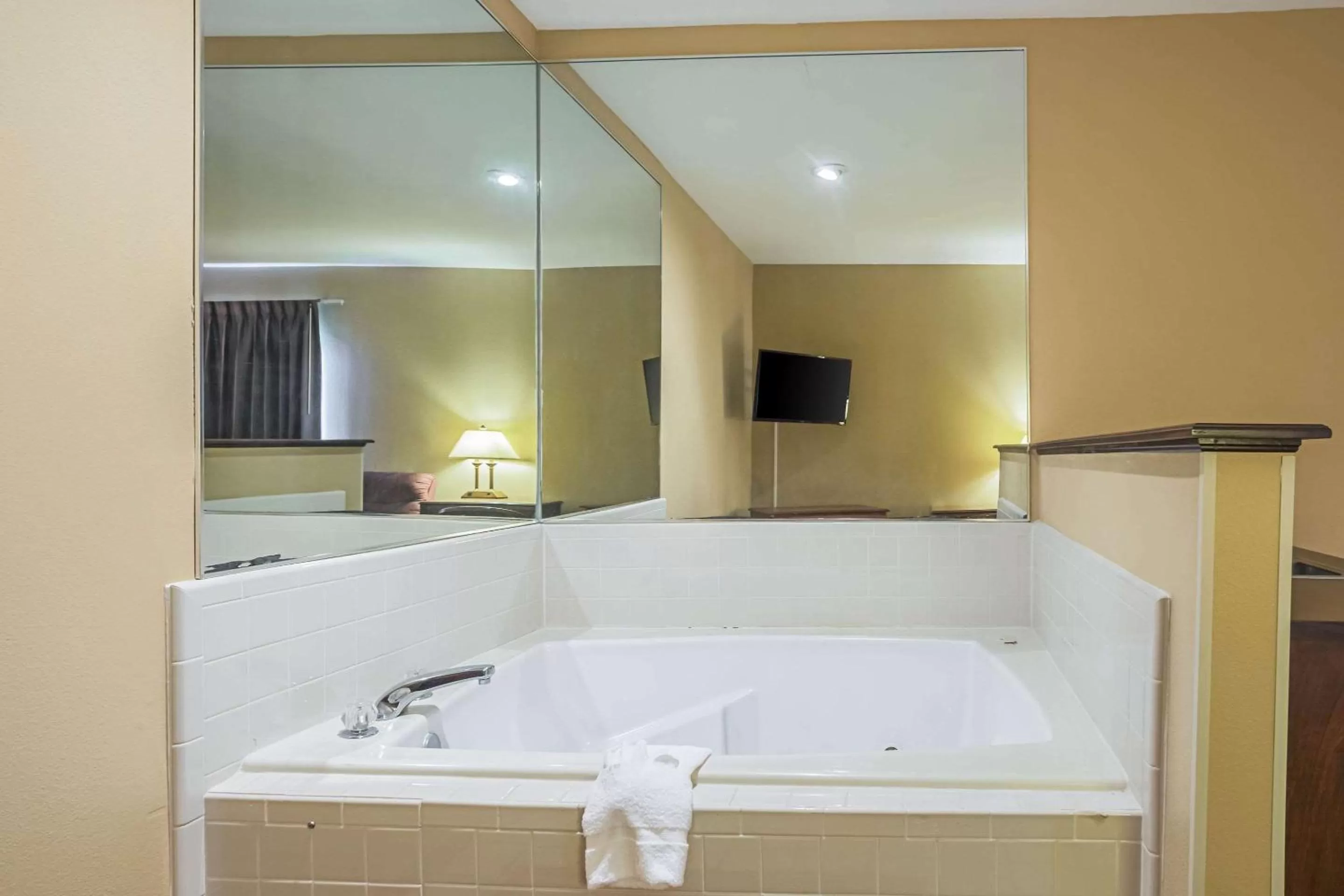 Photo of the whole room in Econo Lodge Inn & Suites Ripley