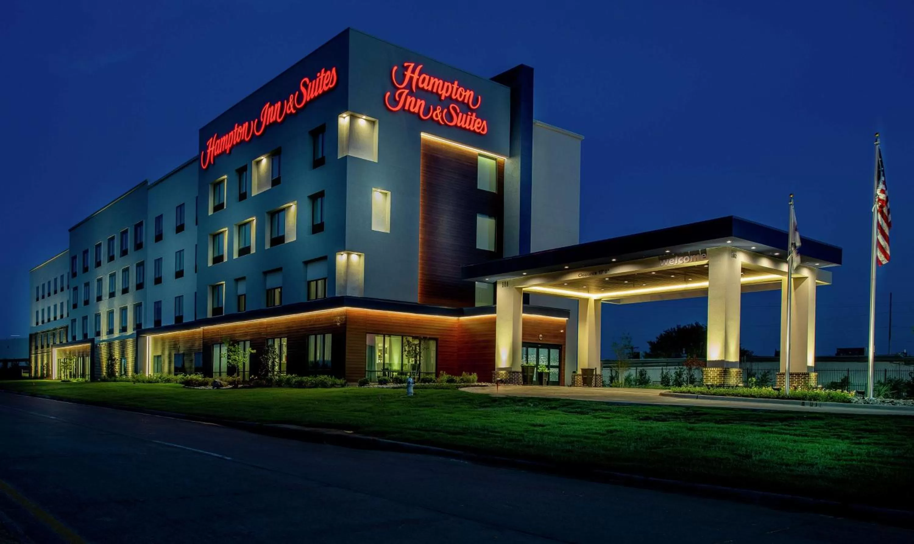 Property building in Hampton Inn & Suites Duncanville Dallas, Tx