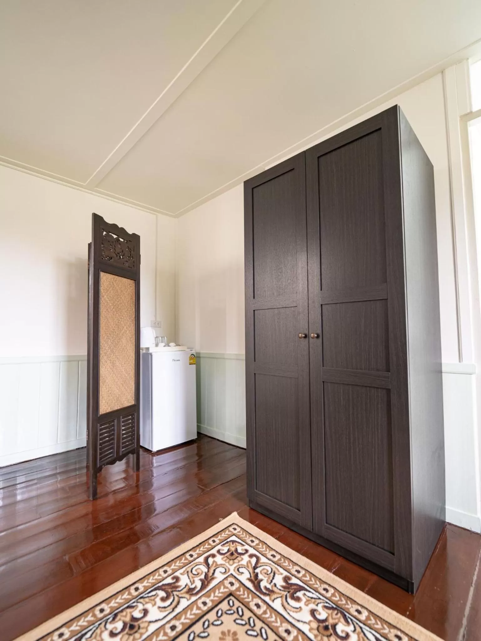 wardrobe in RoomQuest Rim Praya Dinsor Road