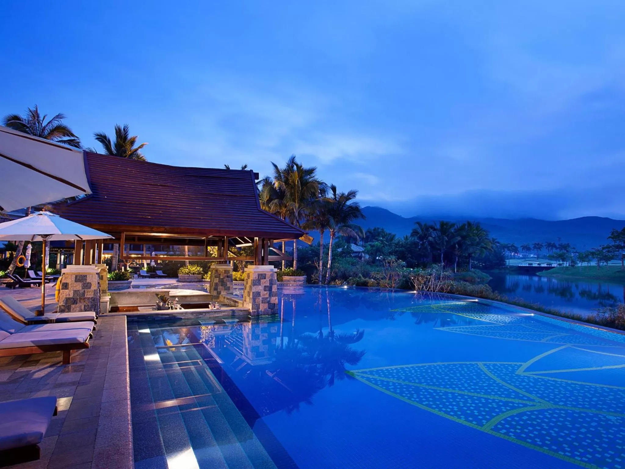 Swimming pool in Grand Metropark Villa Resort Sanya Yalong Bay