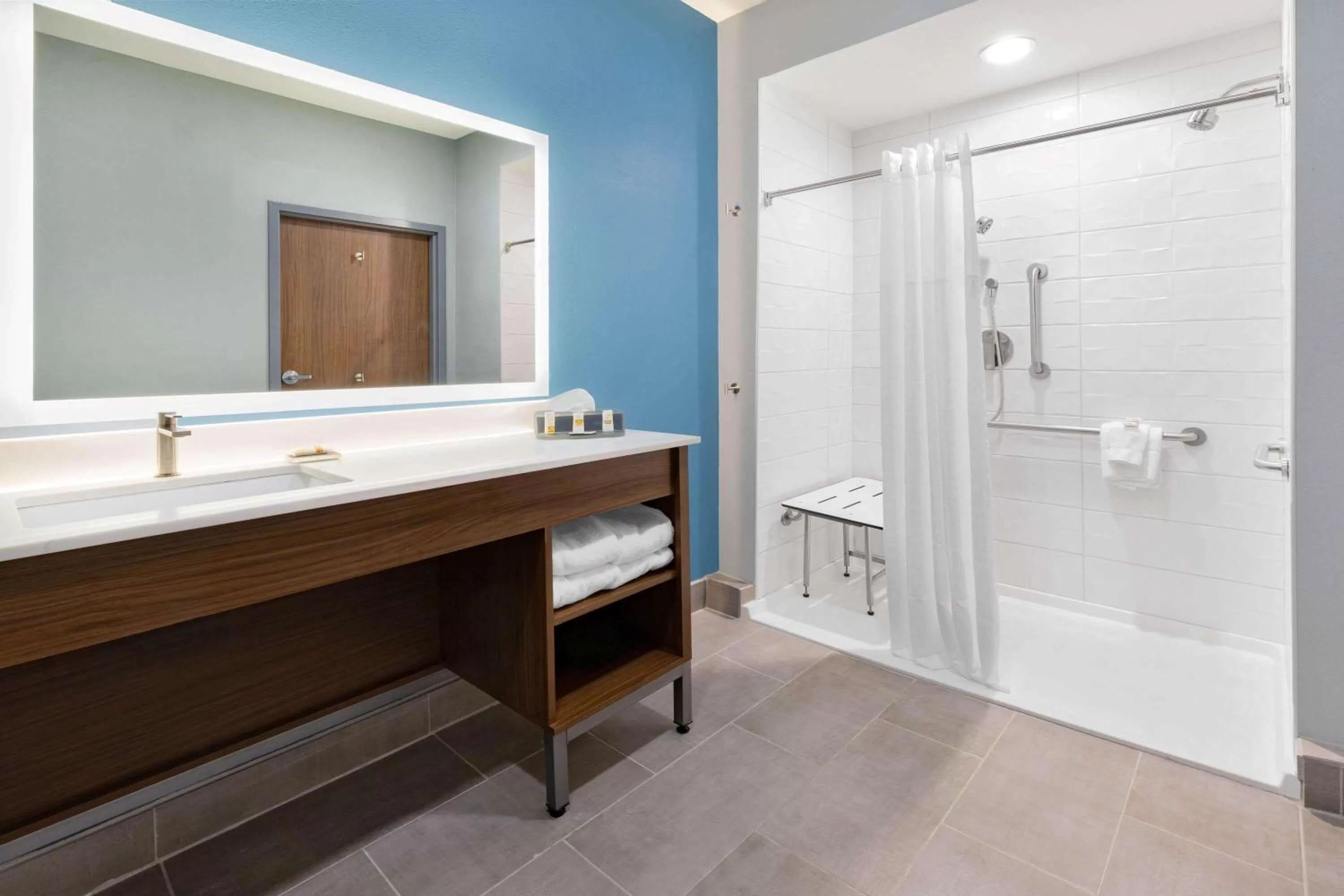 Shower in La Quinta Inn & Suites by Wyndham Fort Stockton Northeast