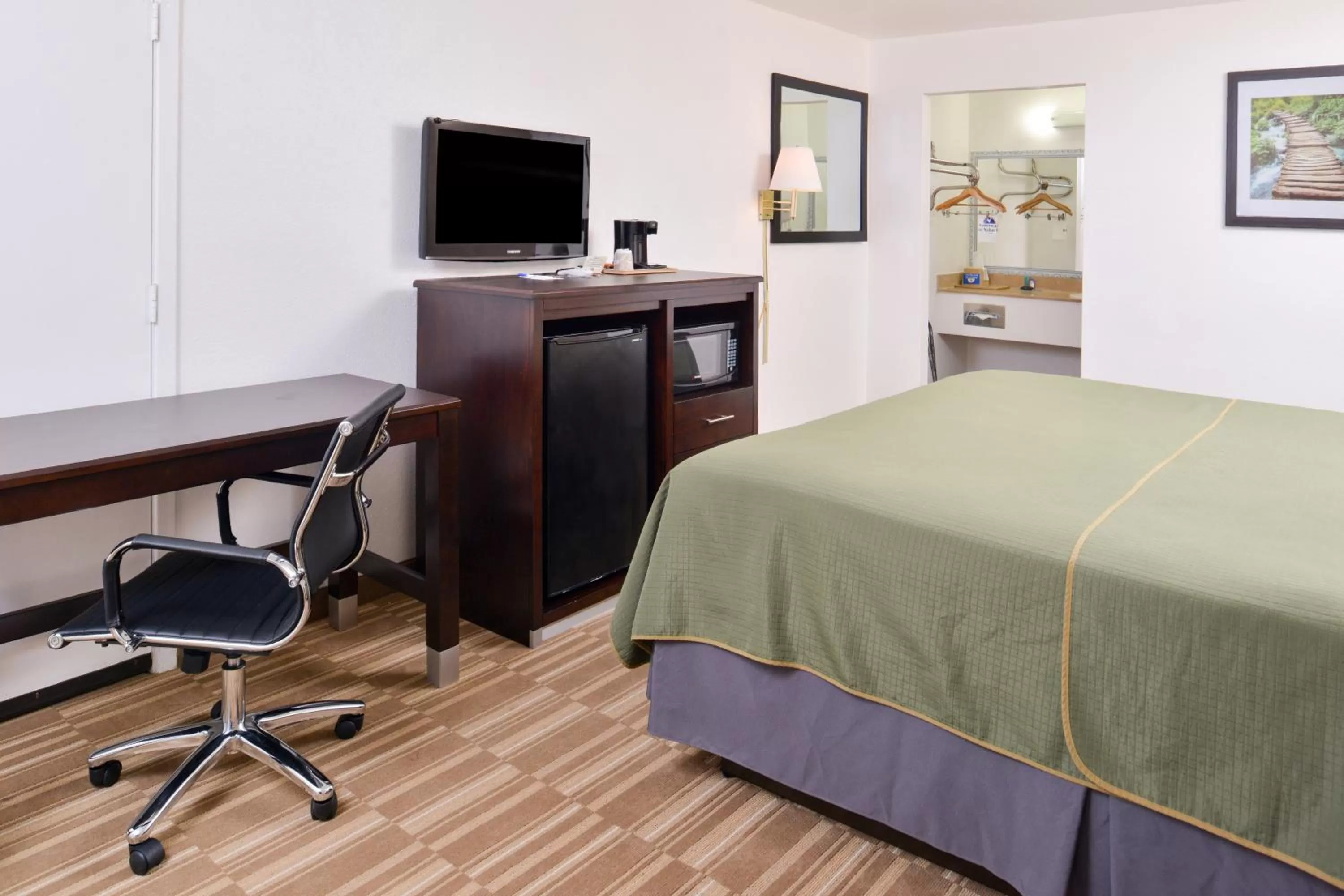 Bedroom, Bed in Americas Best Value Inn Clute