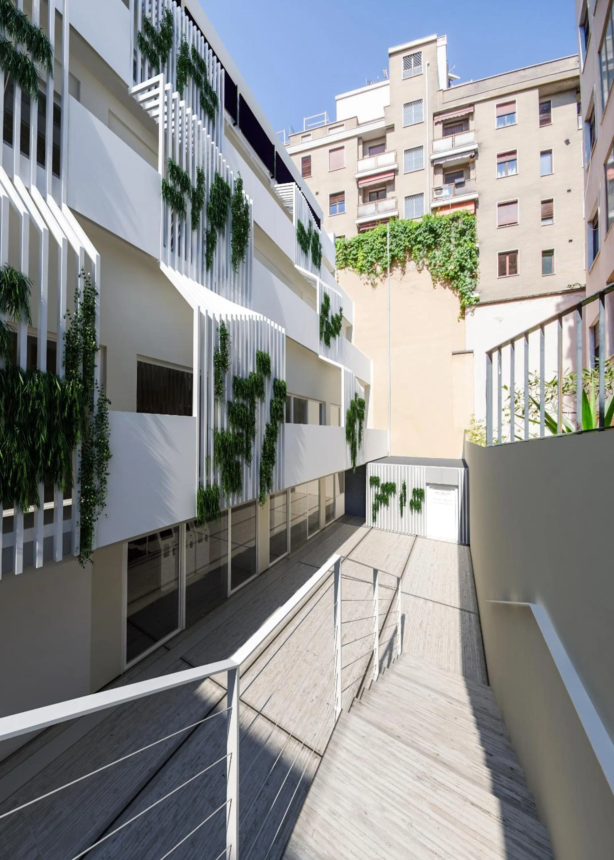 Property building in Ostelzzz Milano