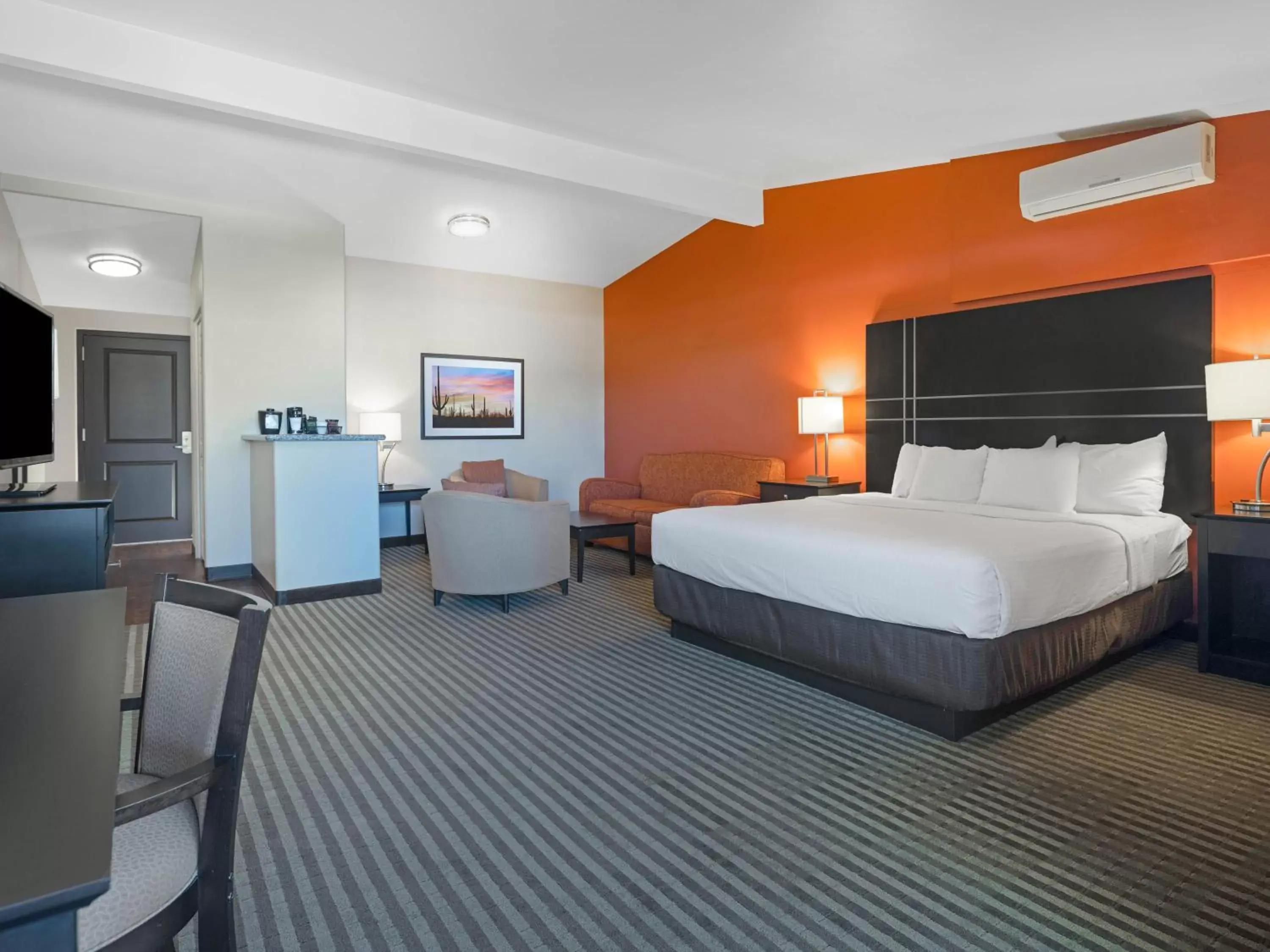 Pool View Executive King Room - Non-Smoking in La Quinta by Wyndham Tucson - Reid Park Pool View Executive King Room - Non-Smoking in La Quinta by Wyndham Tucson - Reid Park