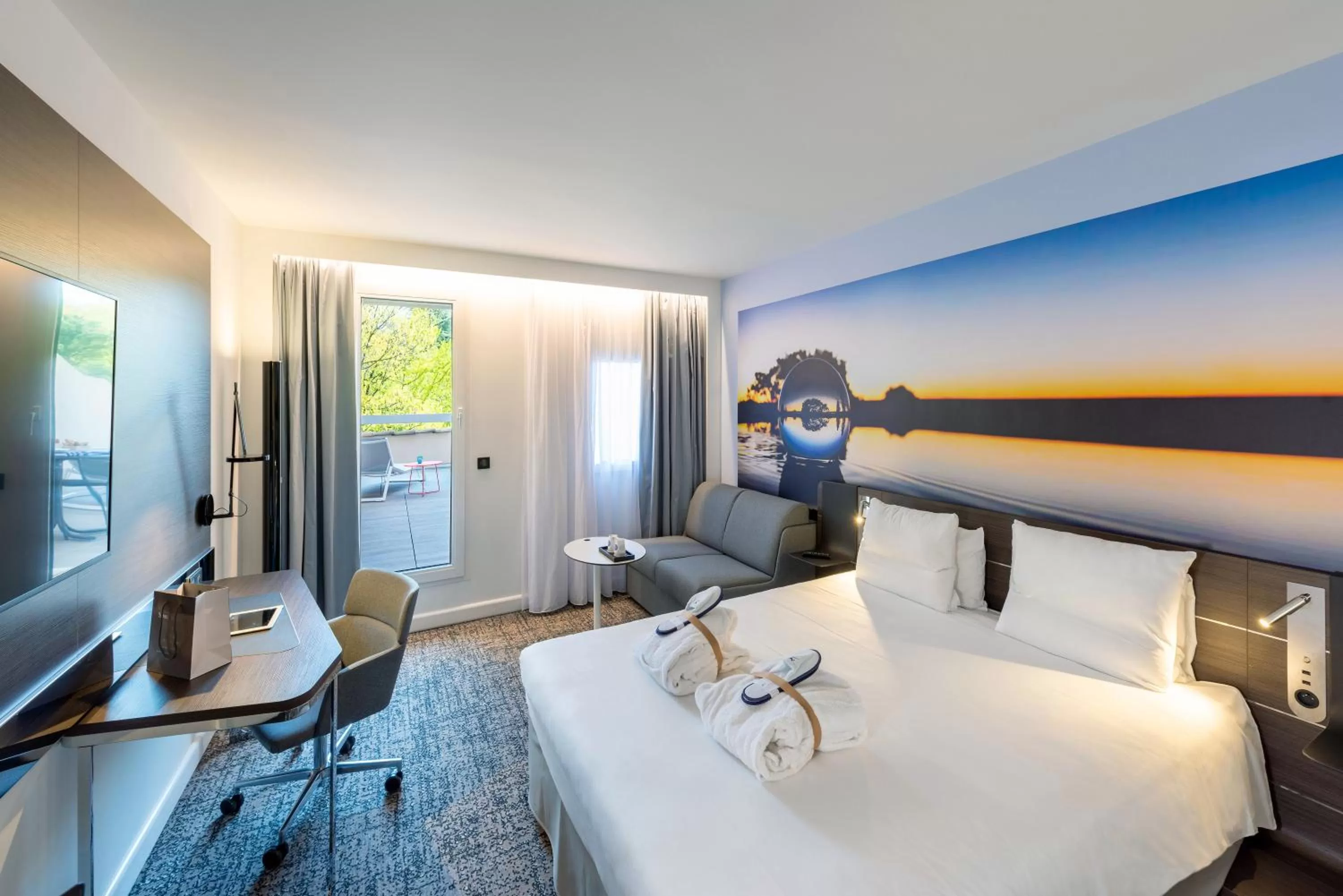 Balcony/Terrace, Bed in Novotel Toulouse Centre Compans Caffarelli