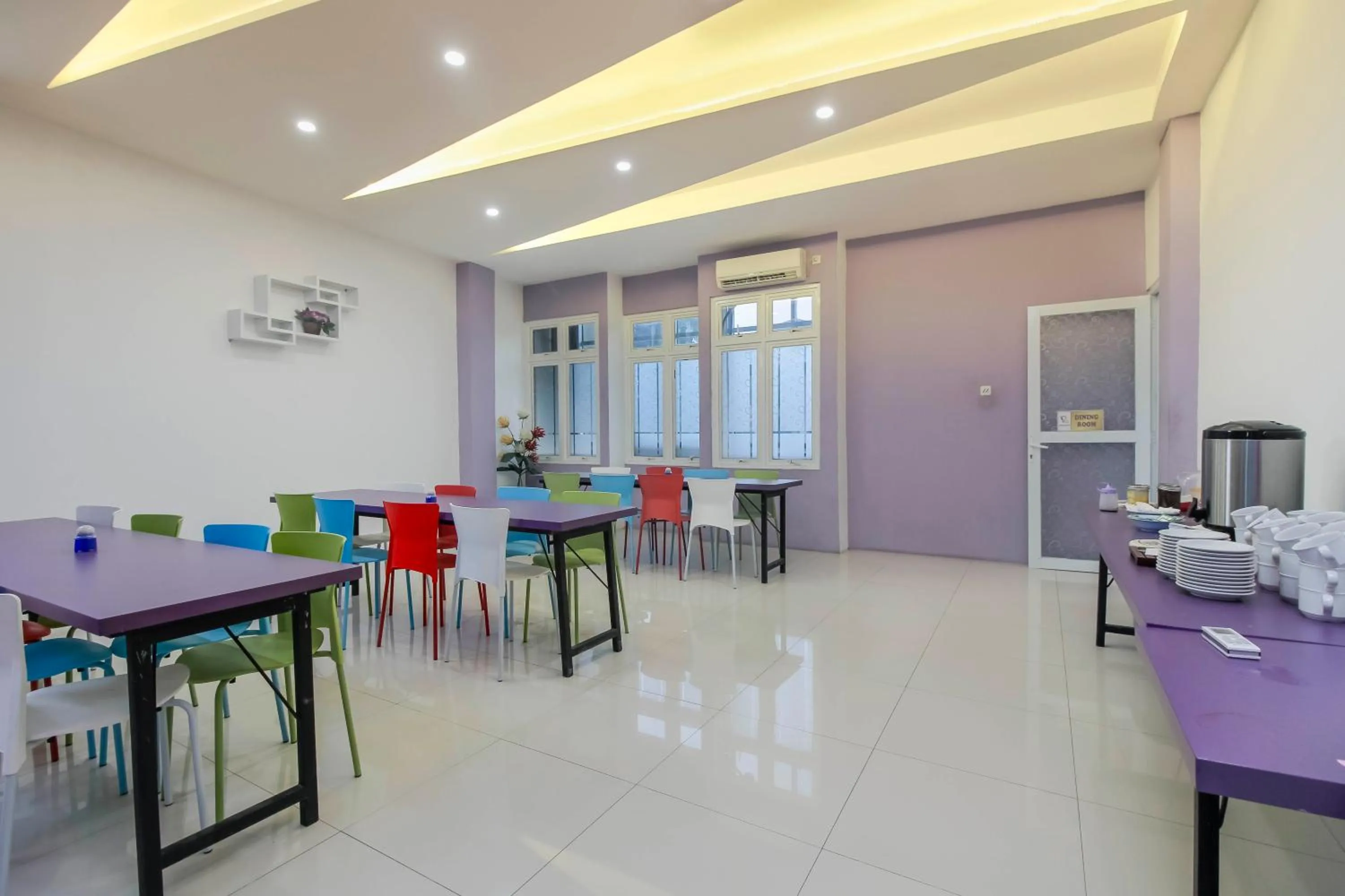 Area and facilities in RedDoorz Plus near Stasiun Bekasi