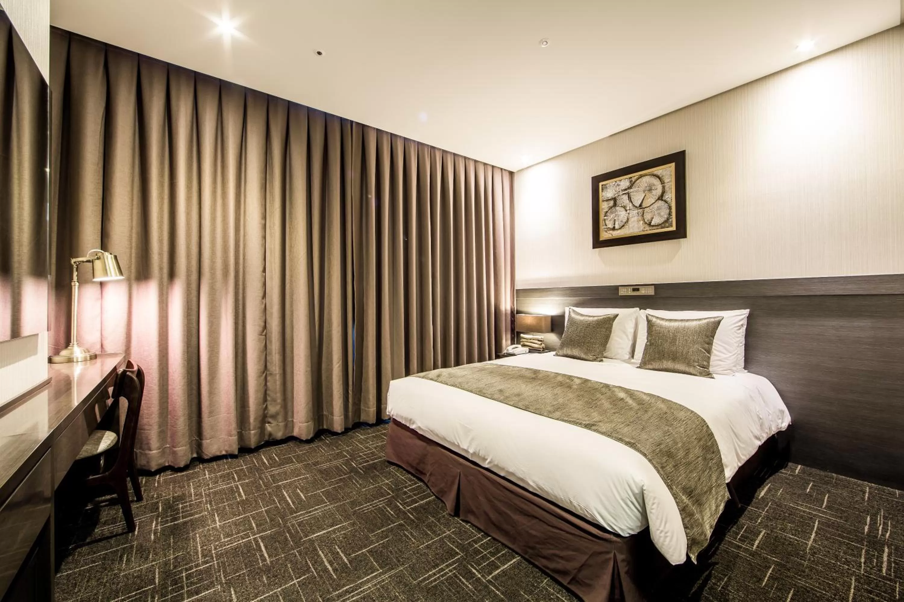 Photo of the whole room, Bed in Golden Seoul Hotel