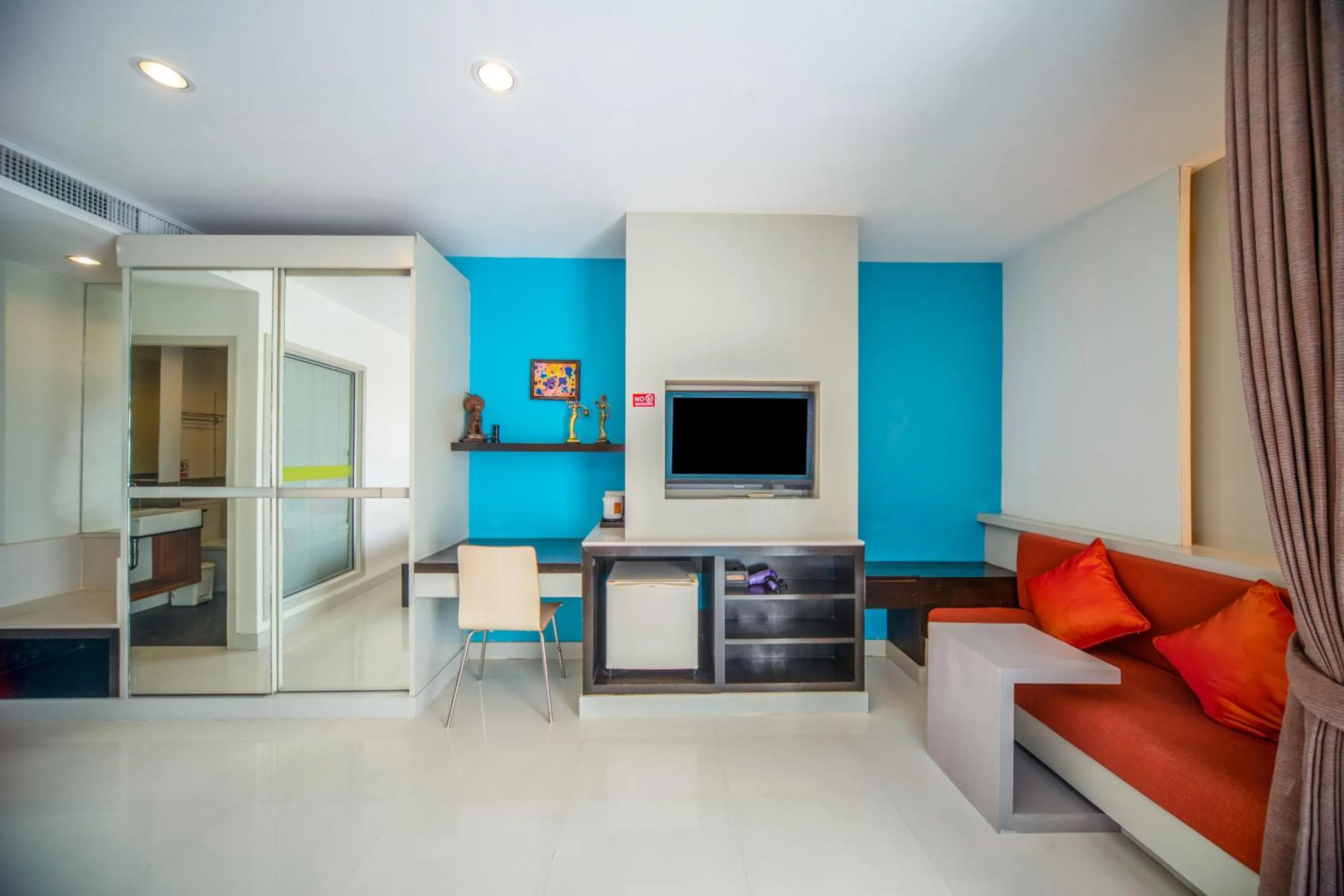 Communal lounge/ TV room in I Dee Hotel Patong