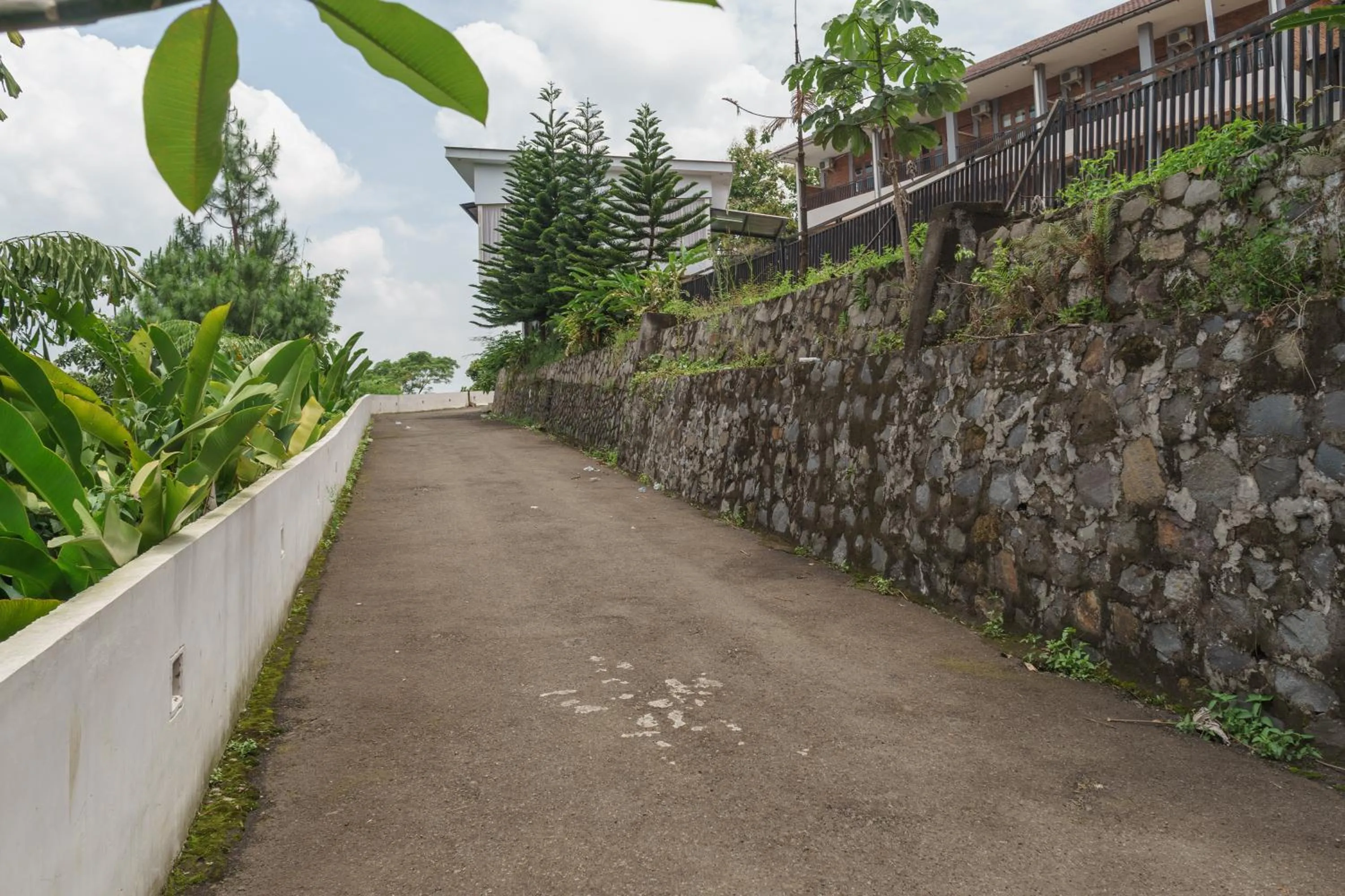 RedDoorz Plus at Hotel Negeri Baru Lodaya Puncak