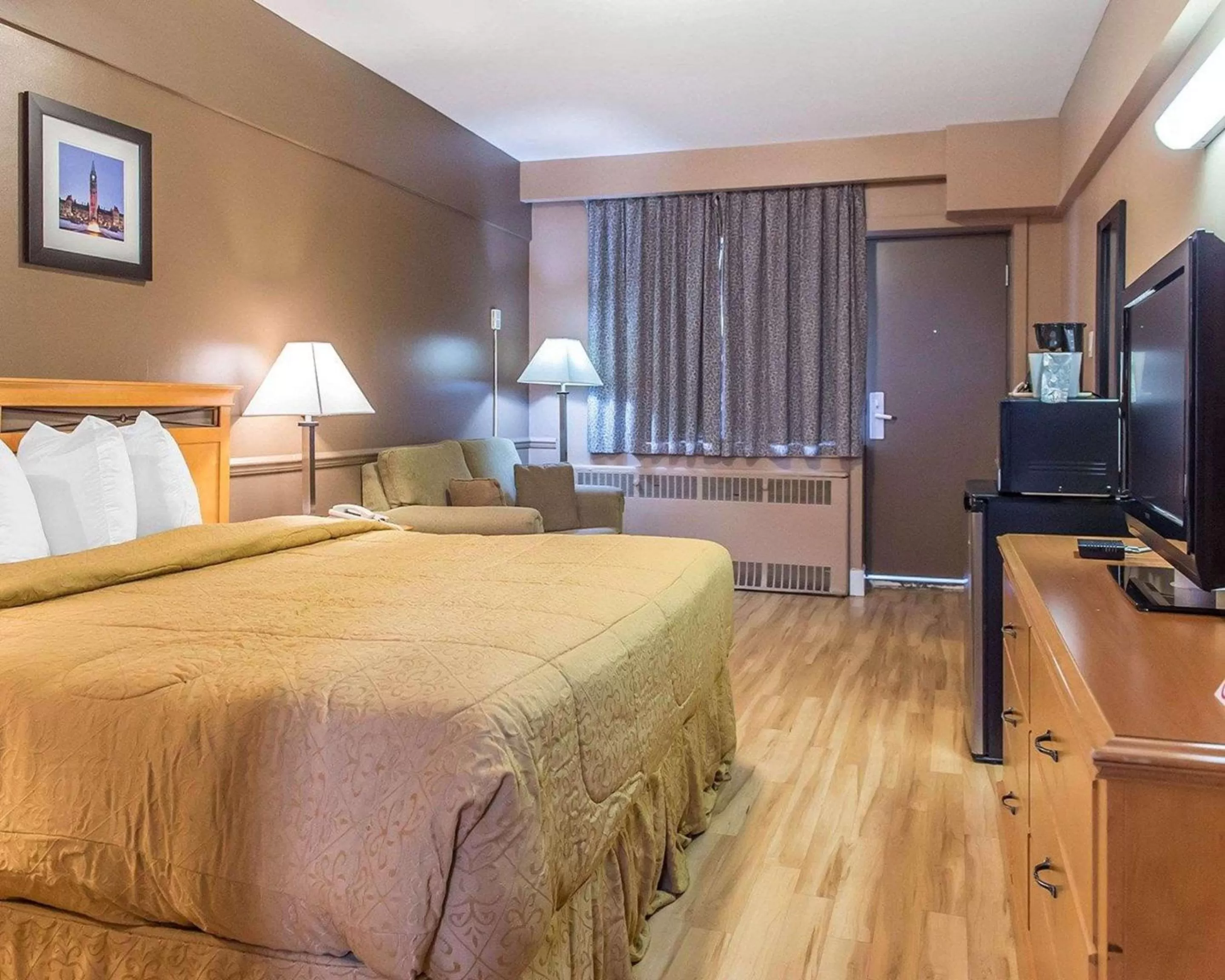 Photo of the whole room, Bed in Econo Lodge Downtown