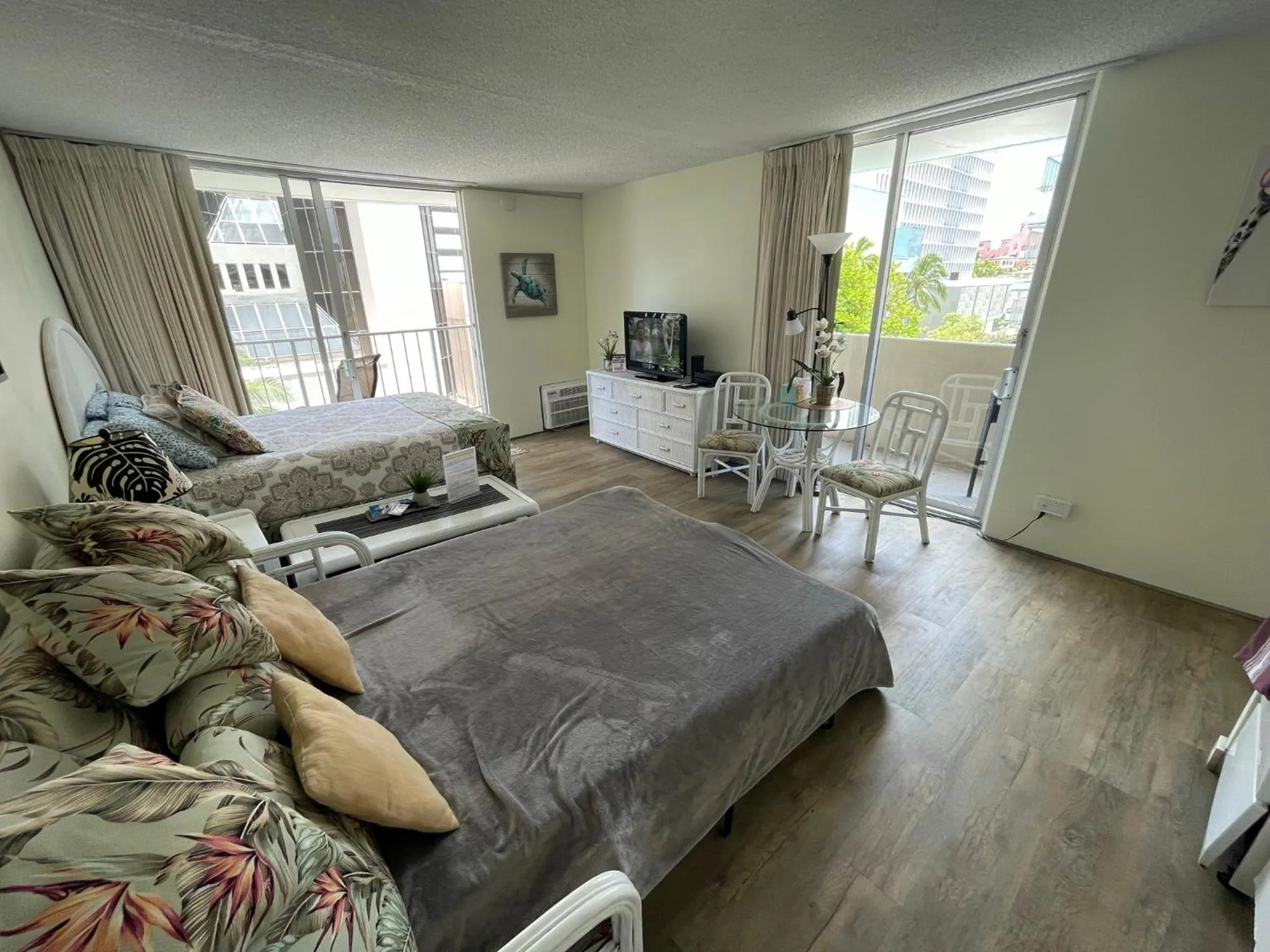 Tropical Studios at Marine Surf Waikiki - FREE PARKING - BEST LOCATION - FULL KITCHEN - SWIMMING POOL