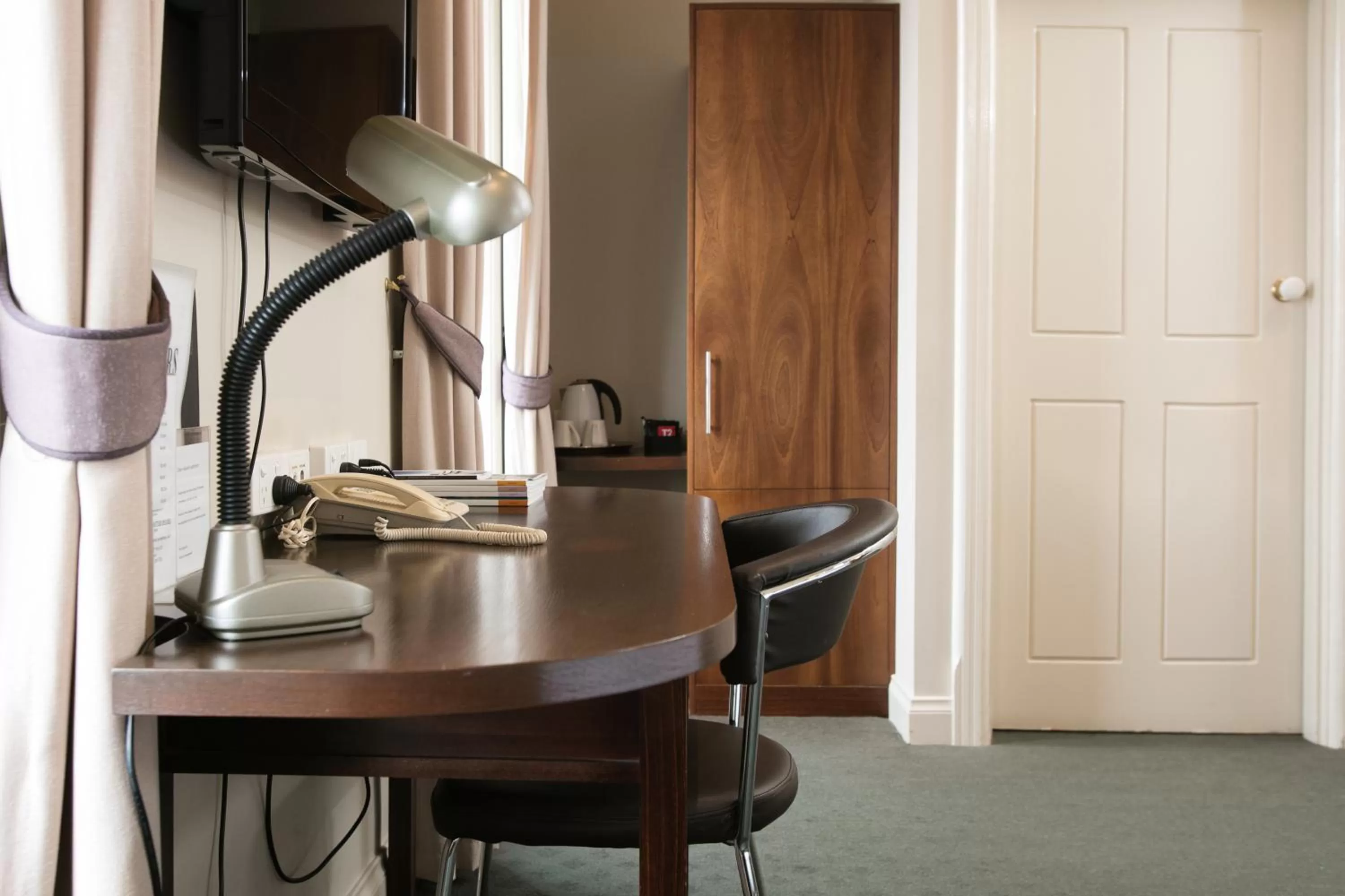 Business facilities, Kitchen/Kitchenette in Oscars Hotel and Cafe Bar