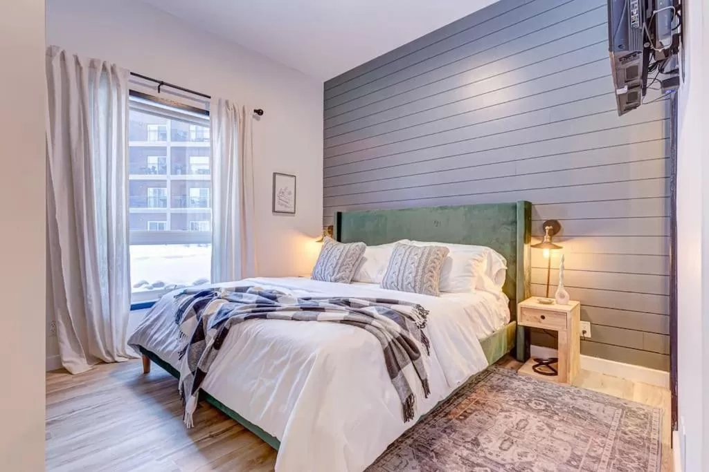 Bed in Mountain Retreat, Pool & Hot Tub, BBQ, Patio, King Bed, Sleeps 6!