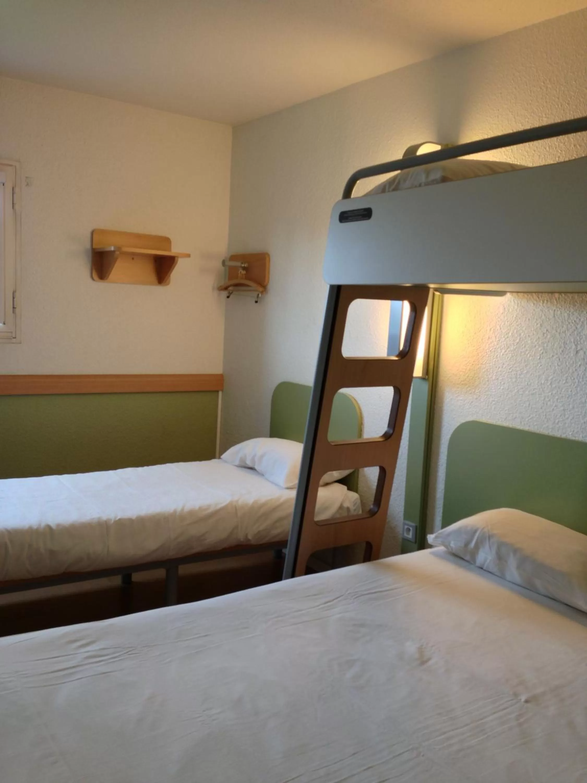 Photo of the whole room, Bed in ibis budget Chartres