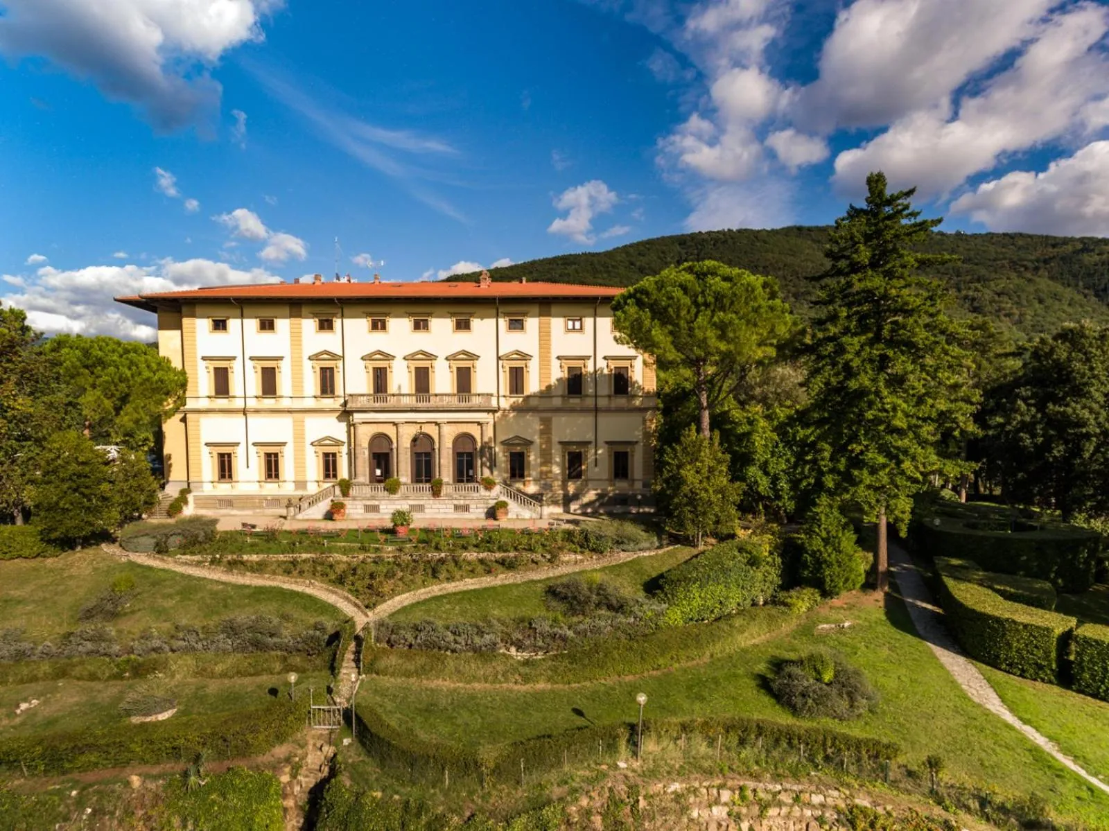 Property building in Villa Pitiana