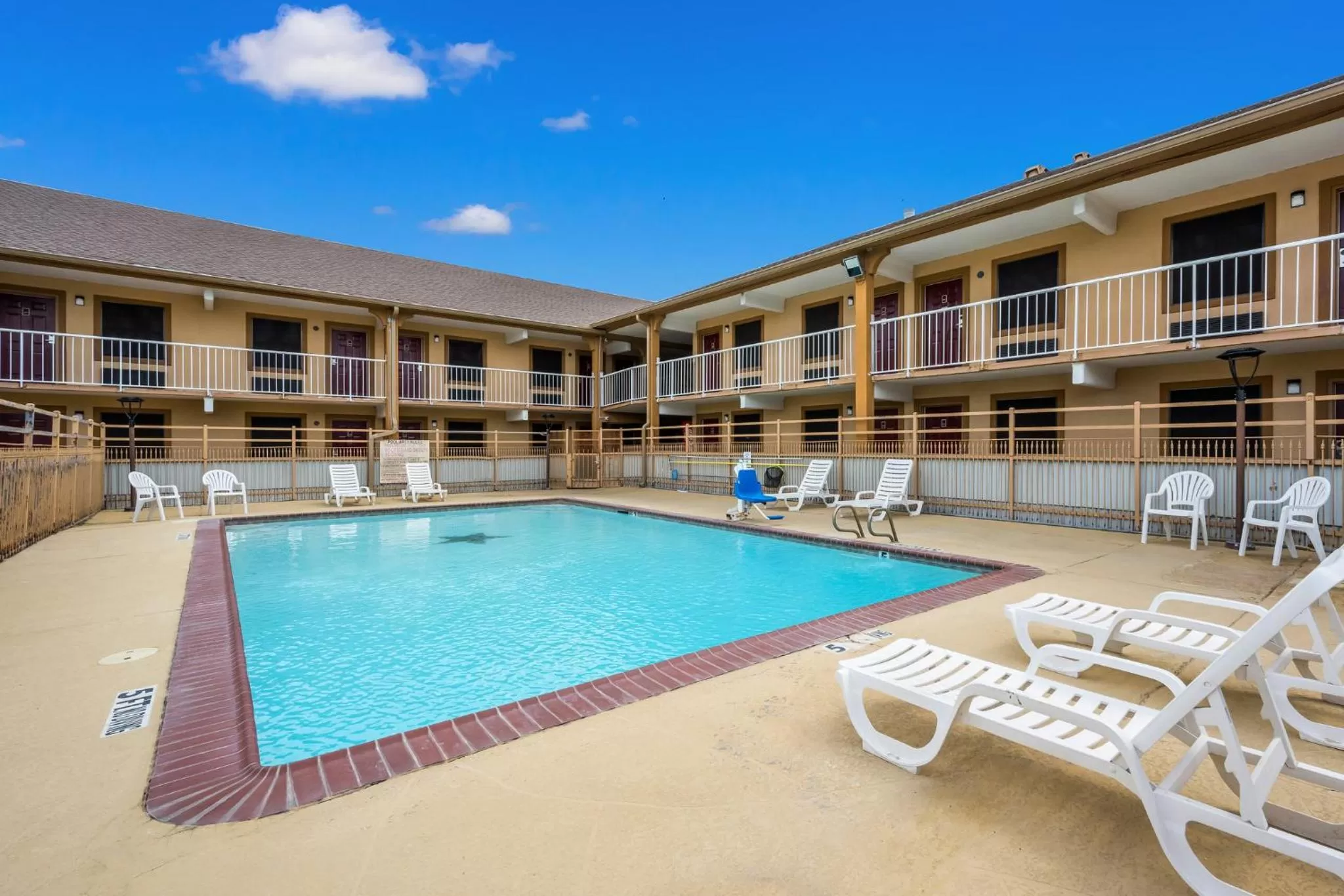 Swimming pool in Red Roof Inn College Station
