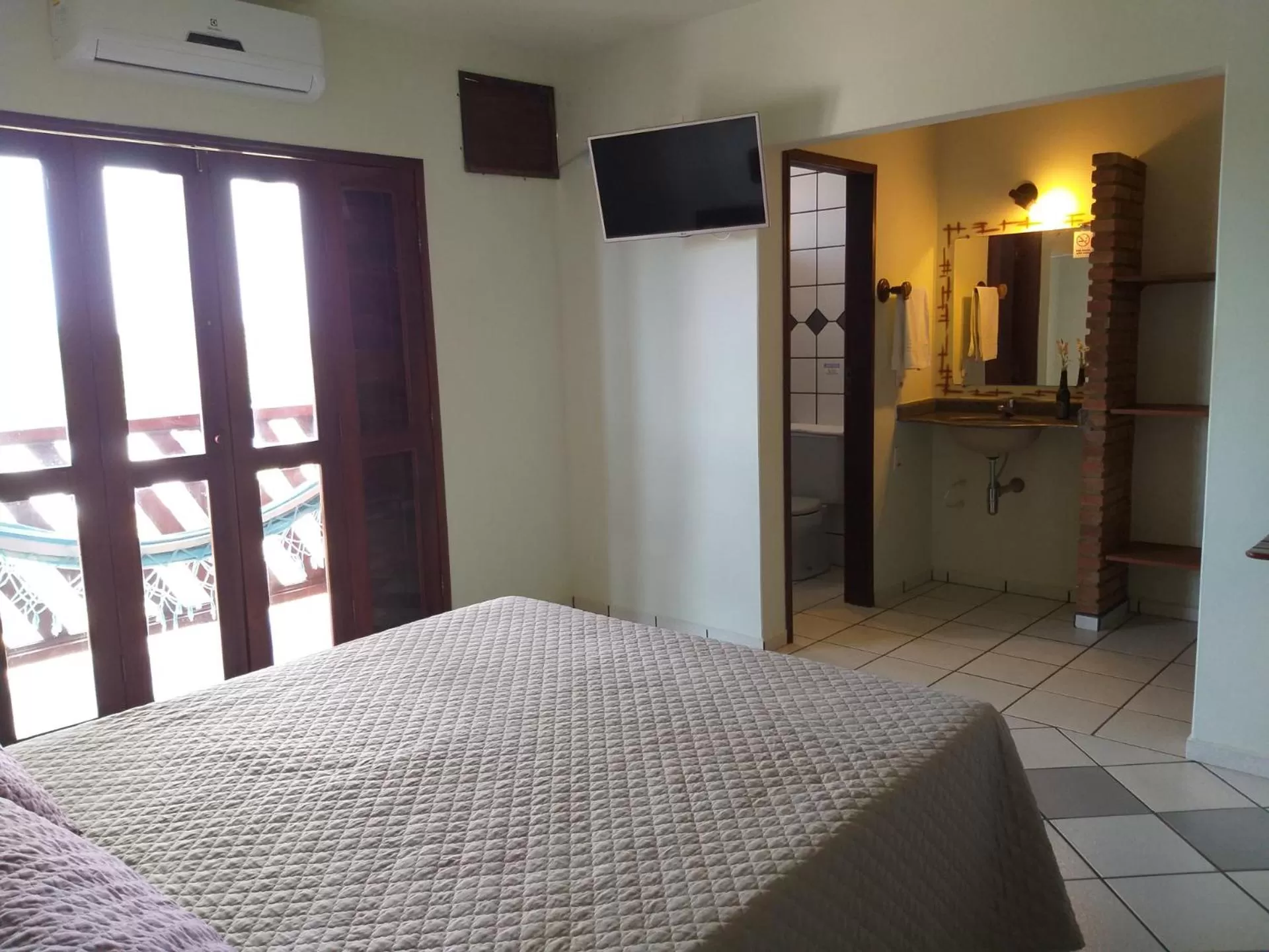 Photo of the whole room, Bed in Pousada Coral de Fogo