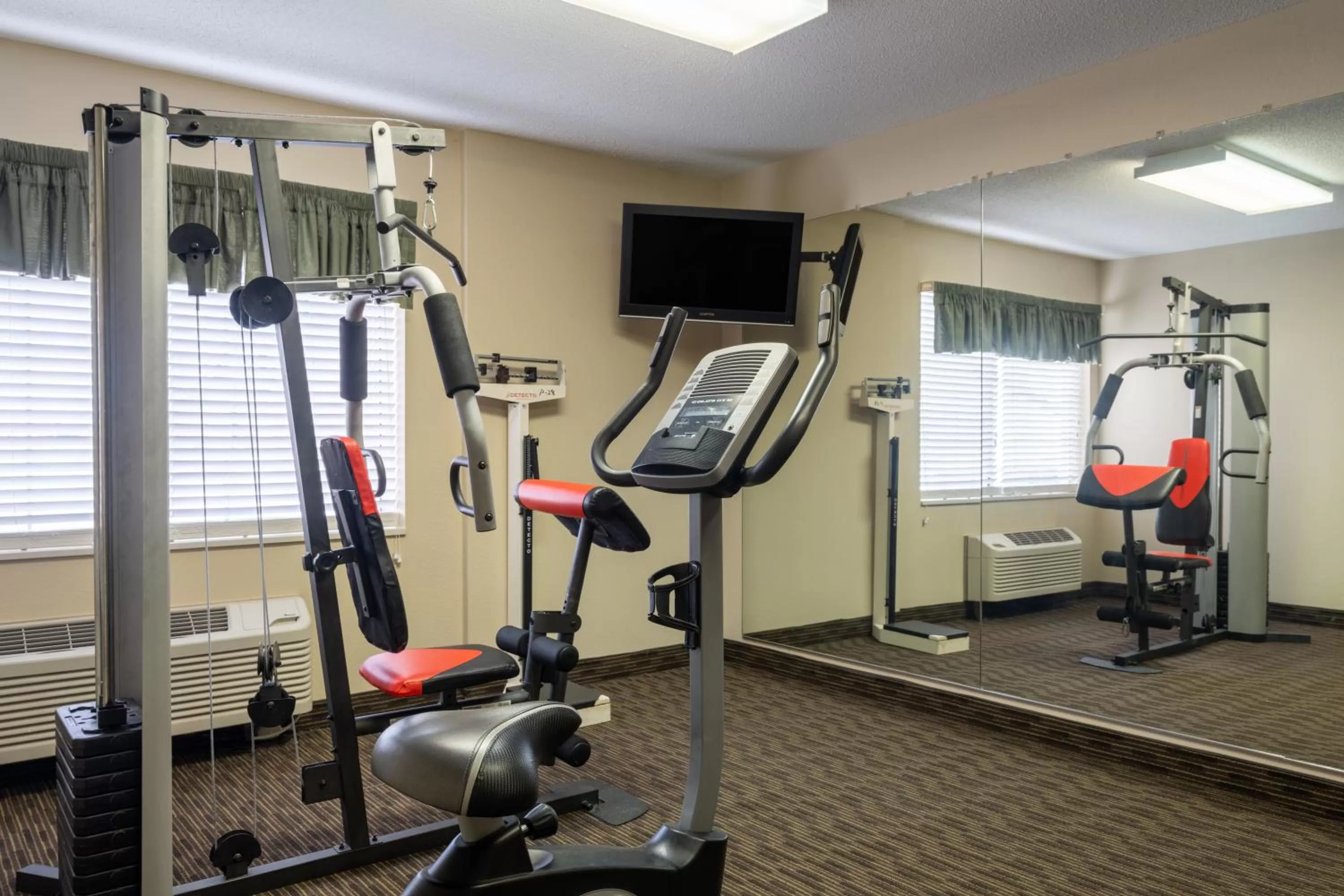 Fitness centre/facilities in AmericInn by Wyndham Cedar Rapids North