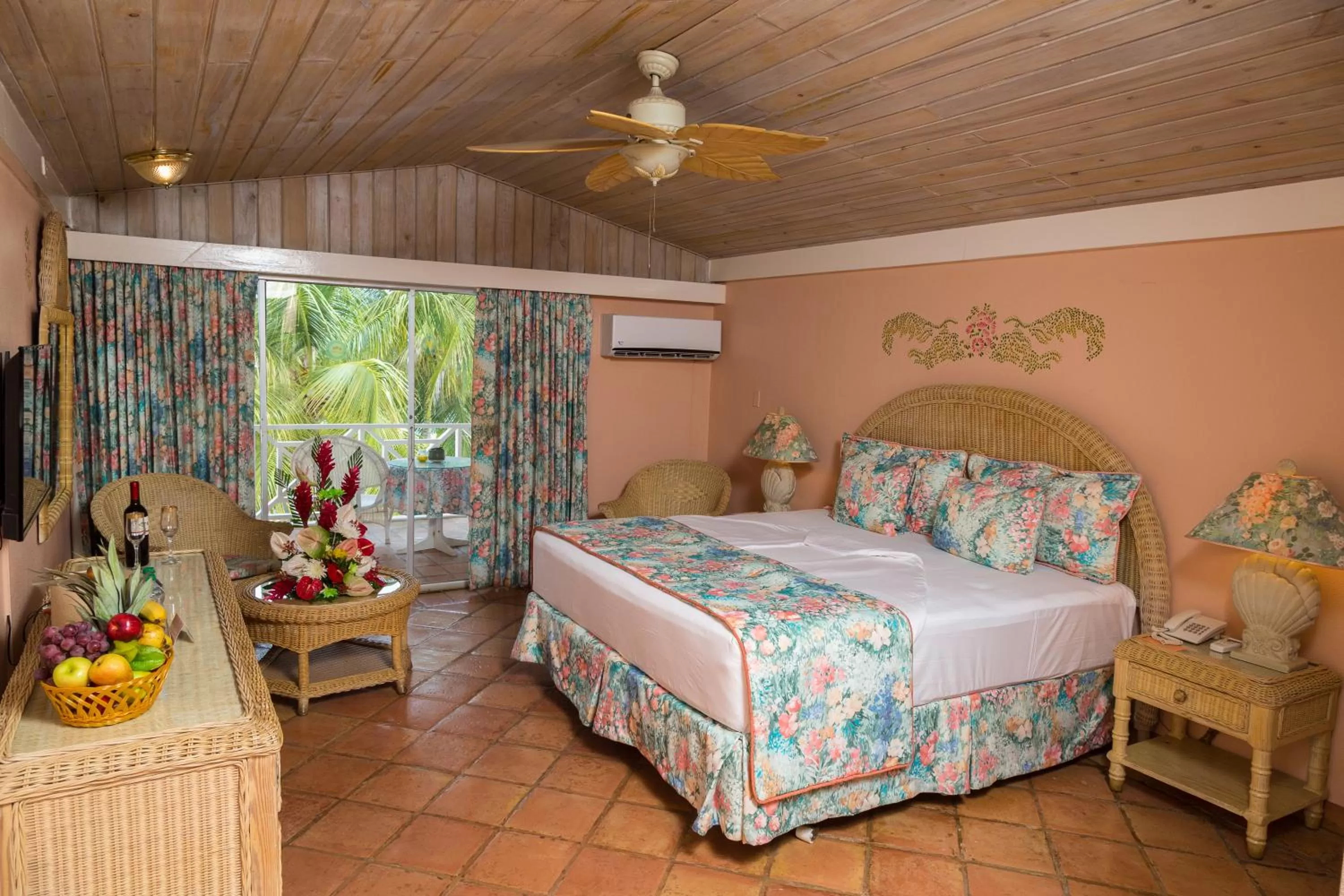 Bed in Coco Reef Resort & Spa