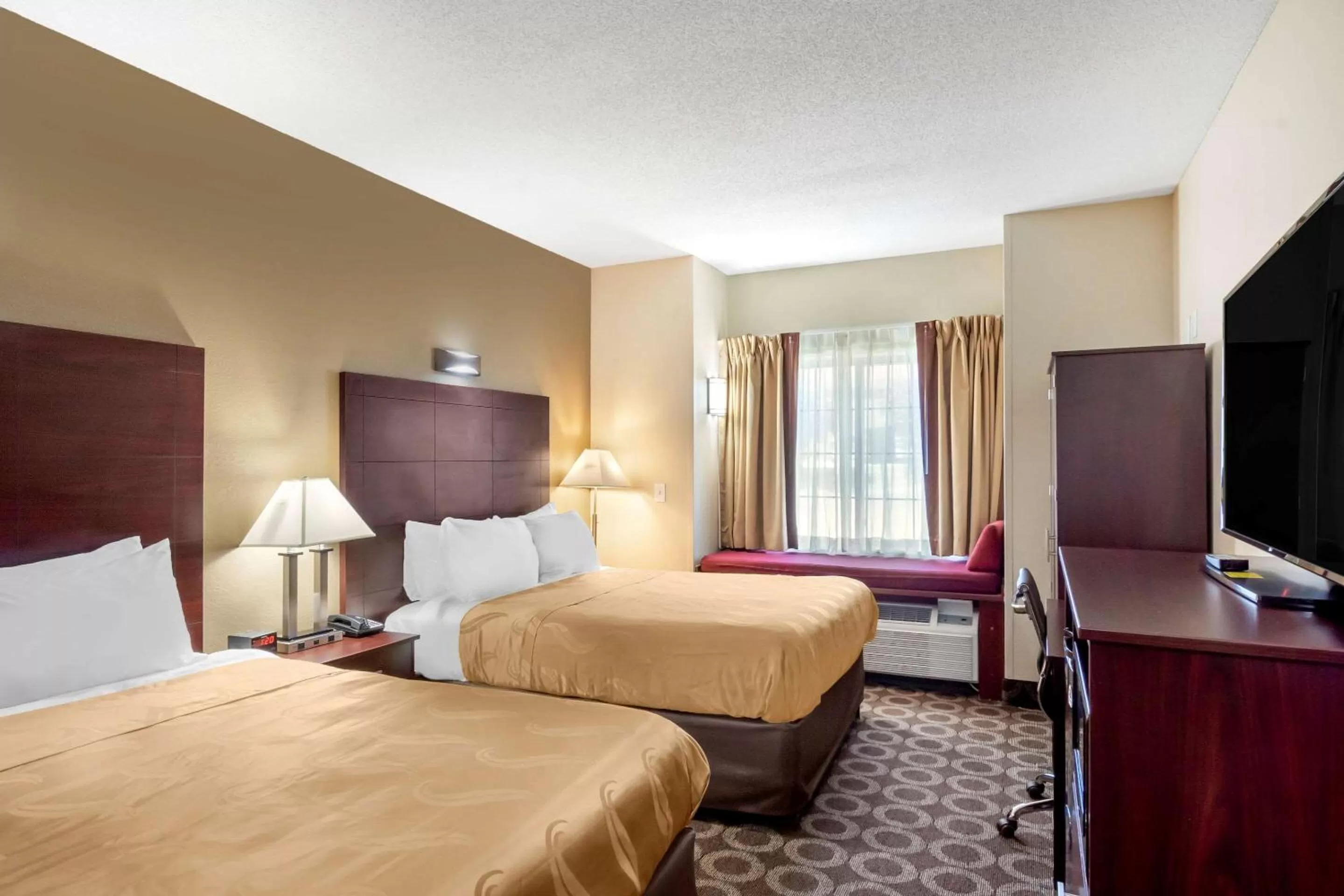 Photo of the whole room, Bed in Quality Inn Overland Park Kansas City