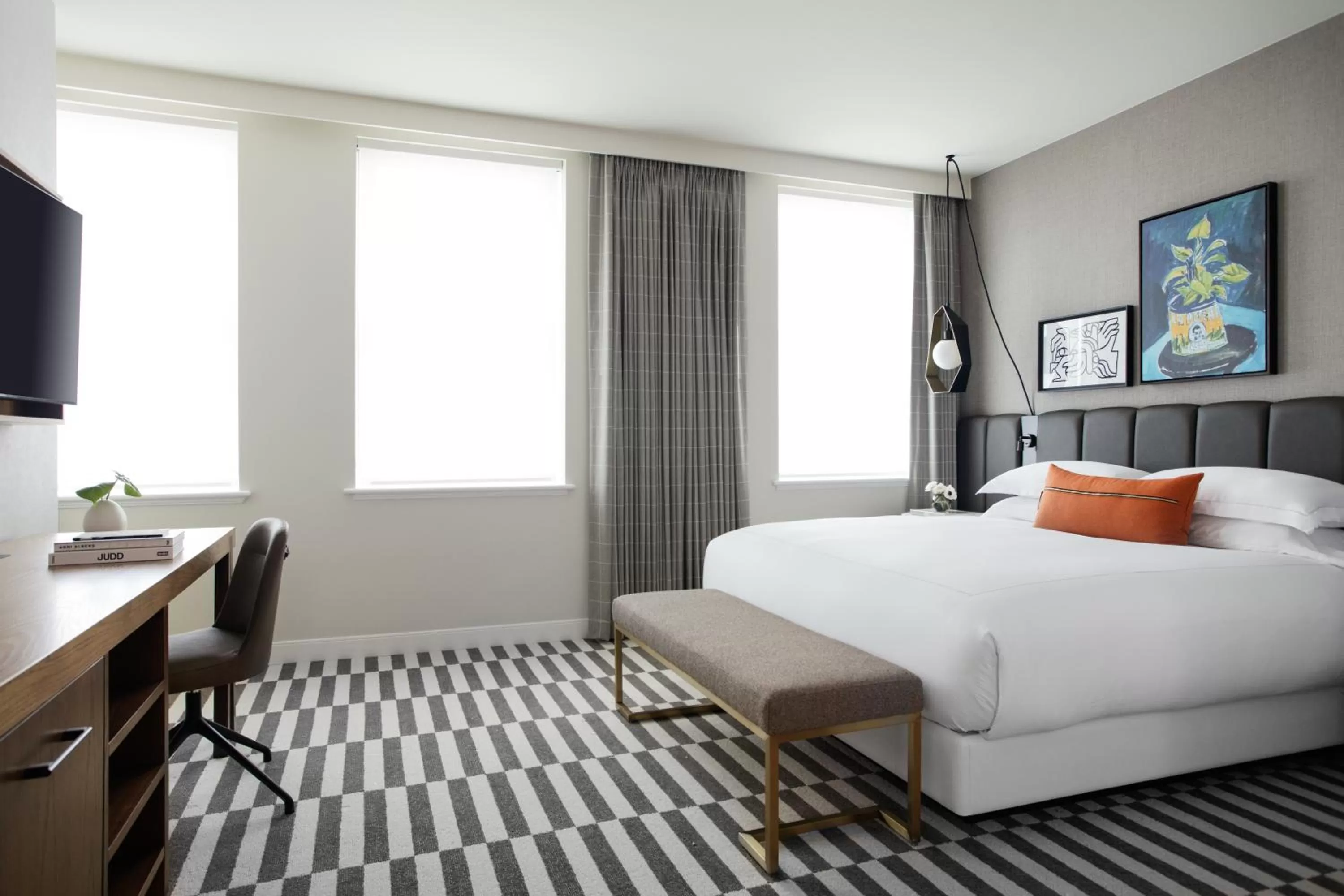 Photo of the whole room, Bed in Kimpton - Harper Hotel by IHG