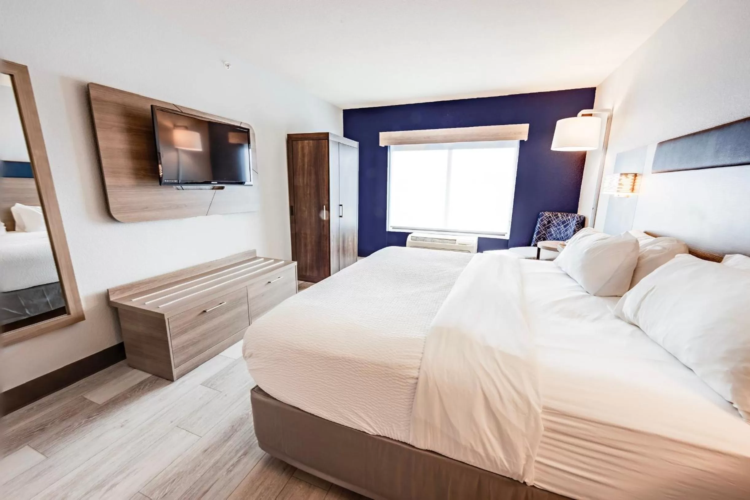 Bed in Holiday Inn Express Hotel & Suites Ohio State University- OSU Medical Center by IHG