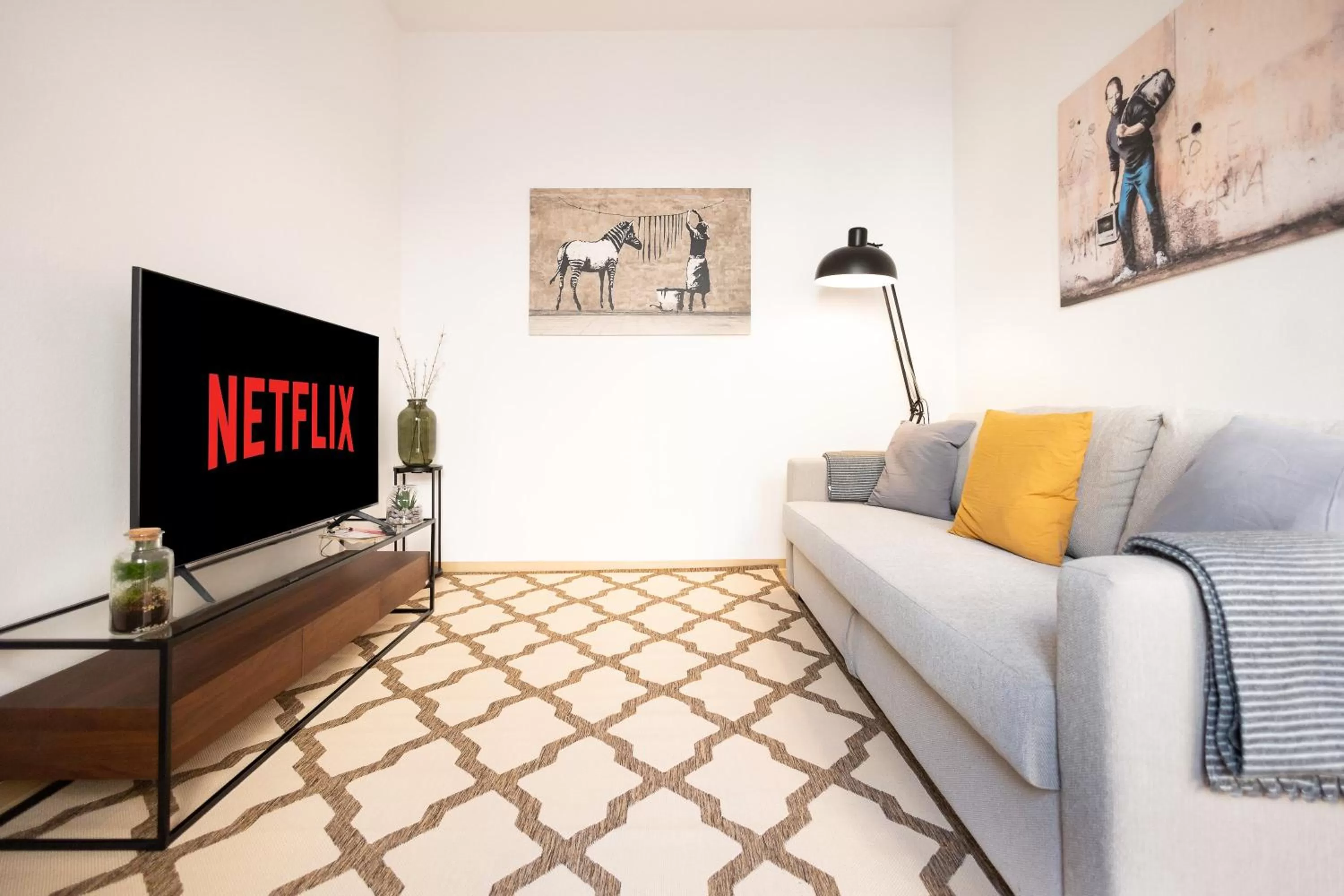 TV and multimedia, Seating Area in Ko-Living Space an der Oper - Street Art Design Apartments