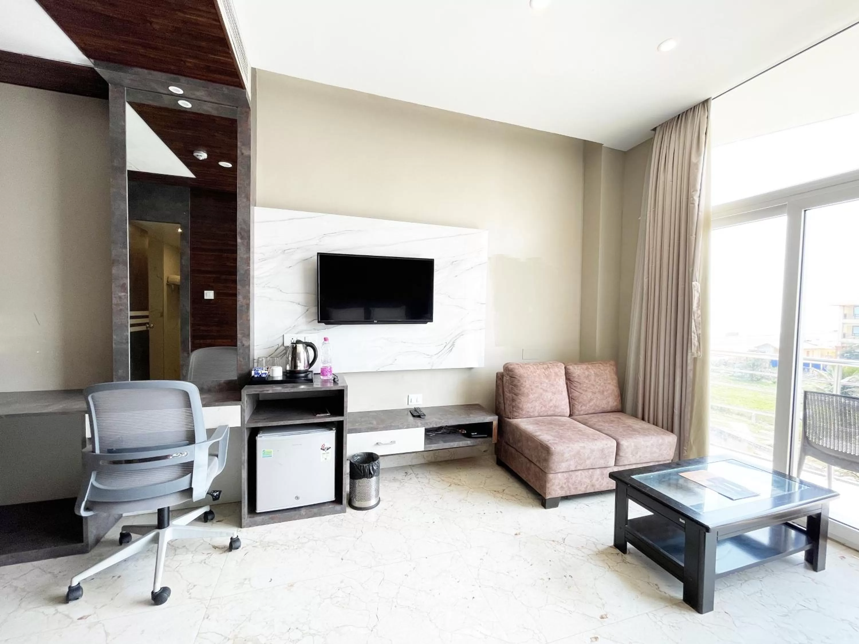 TV/Entertainment Center in Hotel TBS sea view ! Puri