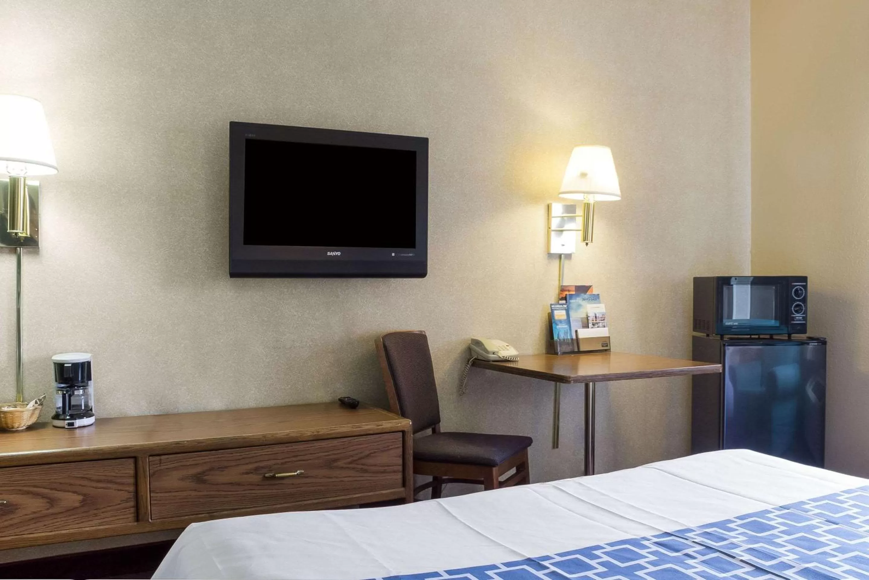 Photo of the whole room, Bed in Rodeway Inn Wahpeton