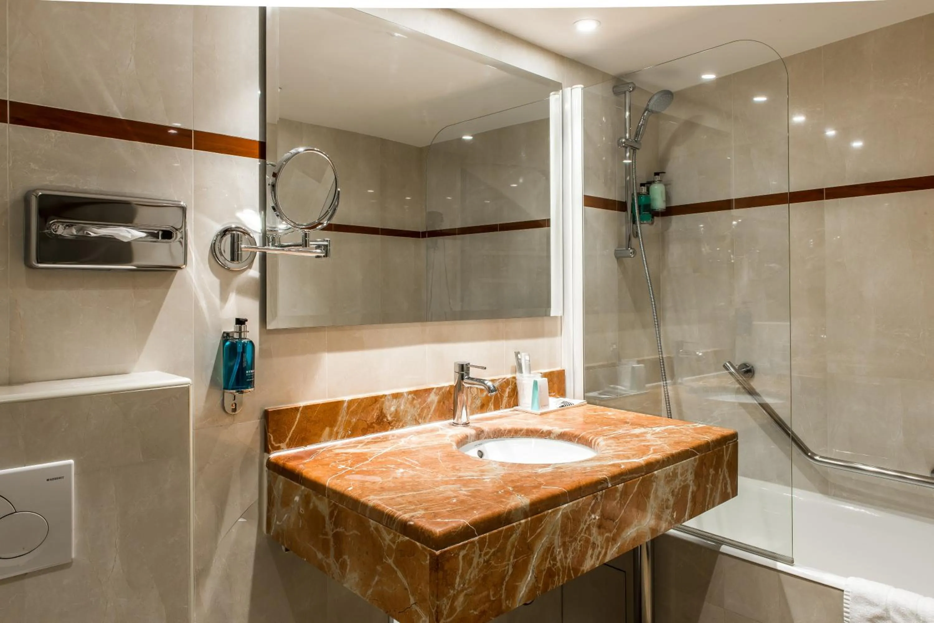 Bathroom in Hôtel Jardin Le Bréa