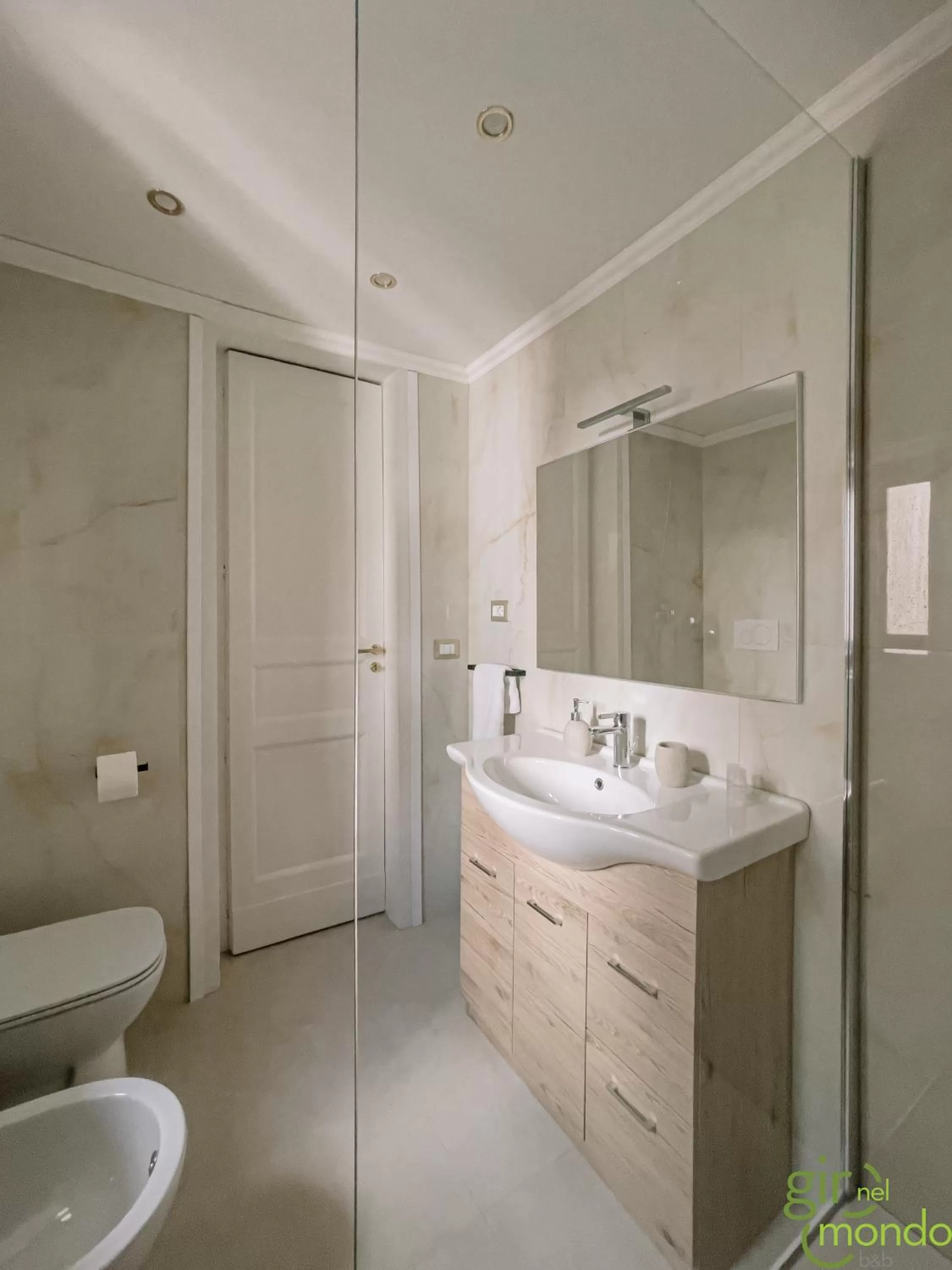 Shower in Giro nel mondo