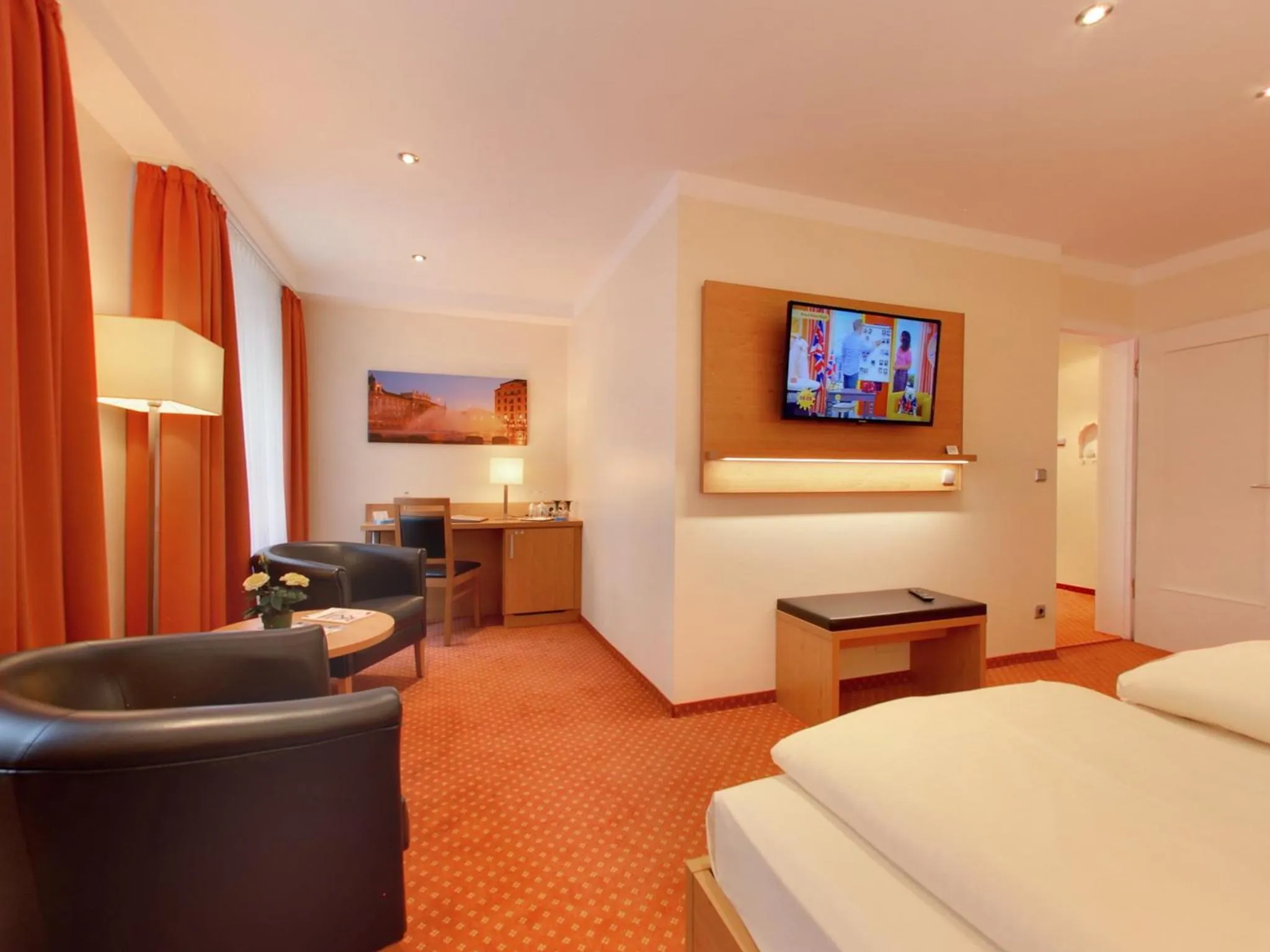 Photo of the whole room, Bed in Hotel Kriemhild am Hirschgarten