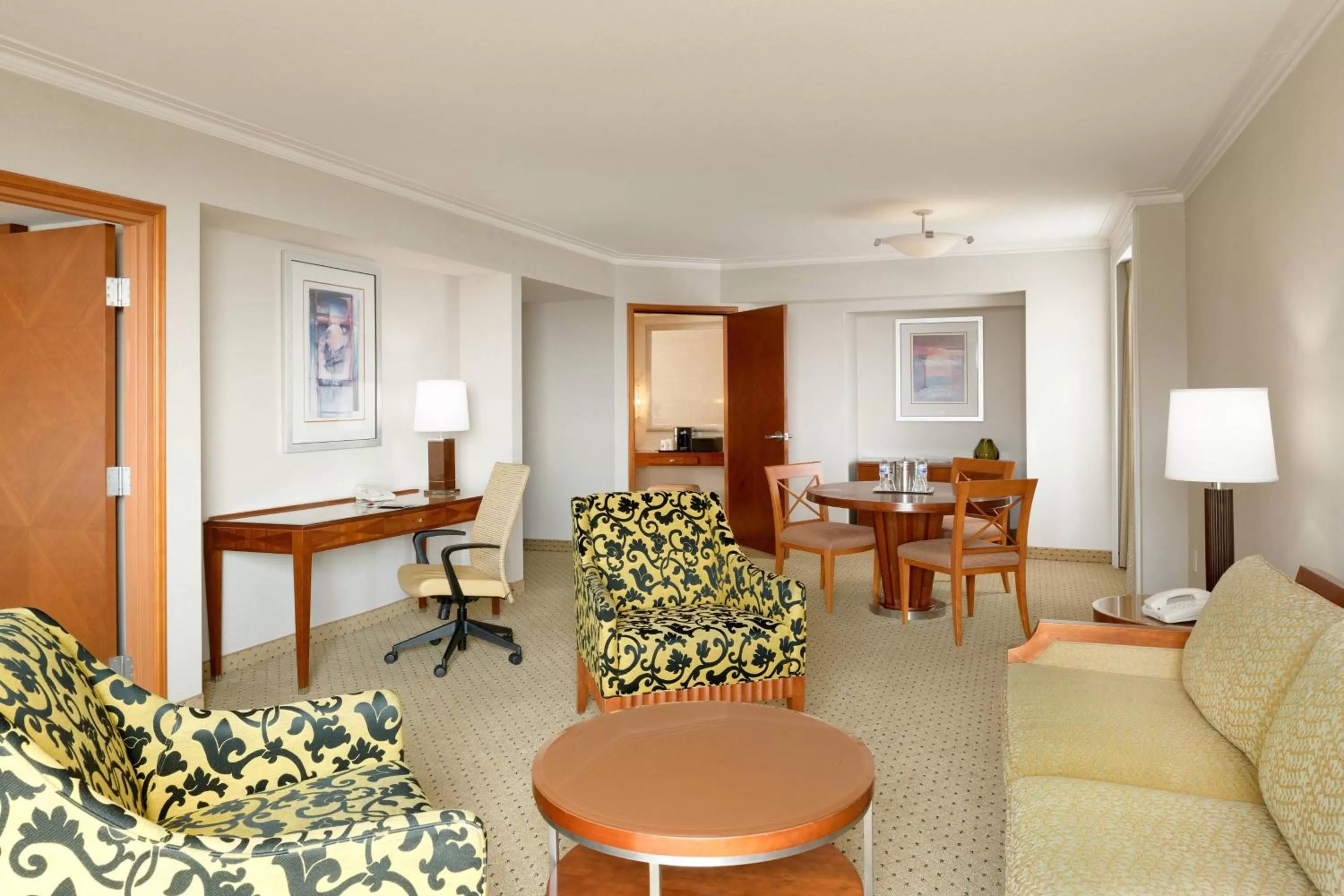 Living room in San Diego Marriott Gaslamp Quarter