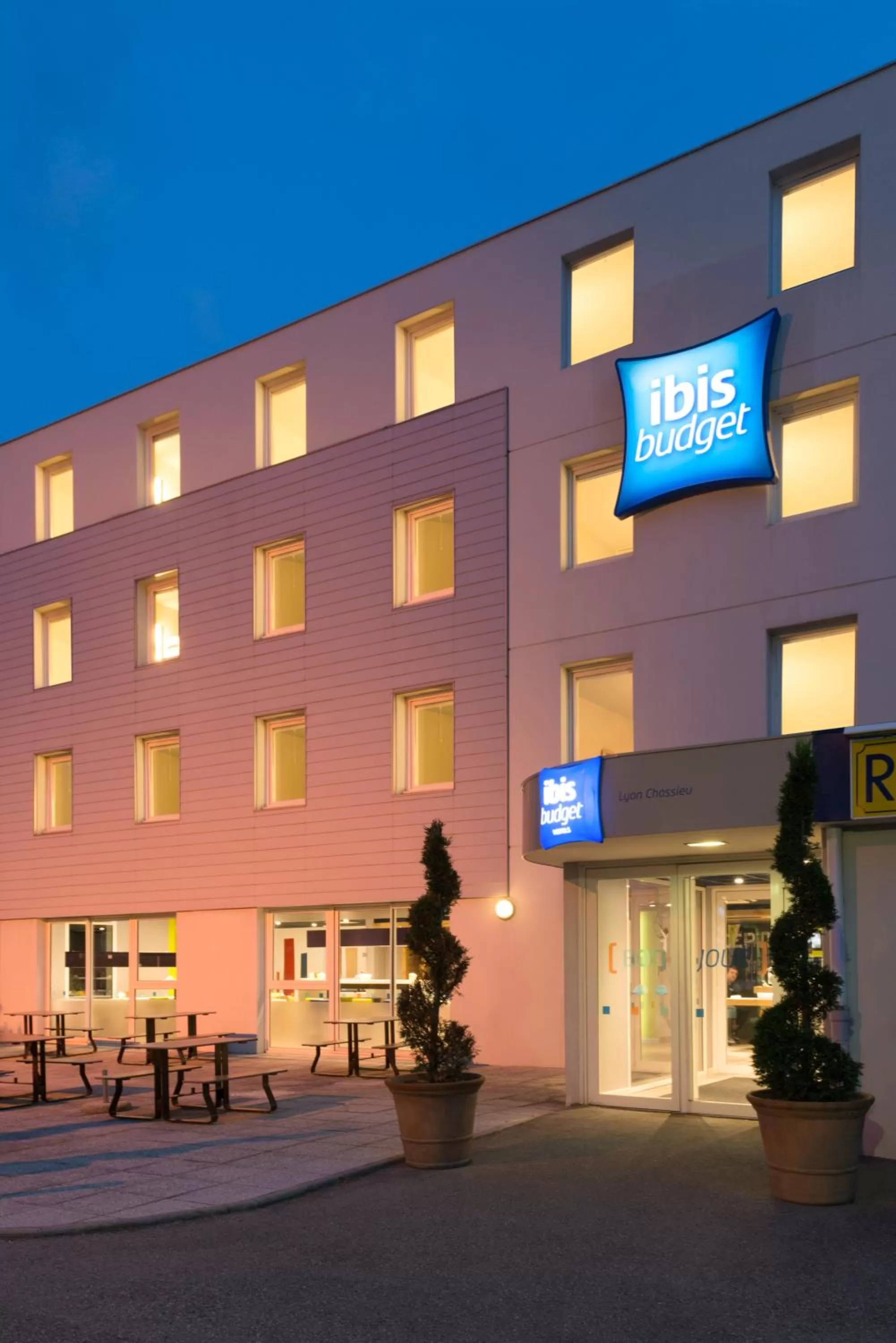 Facade/entrance in Hotel Ibis Budget Lyon Eurexpo -