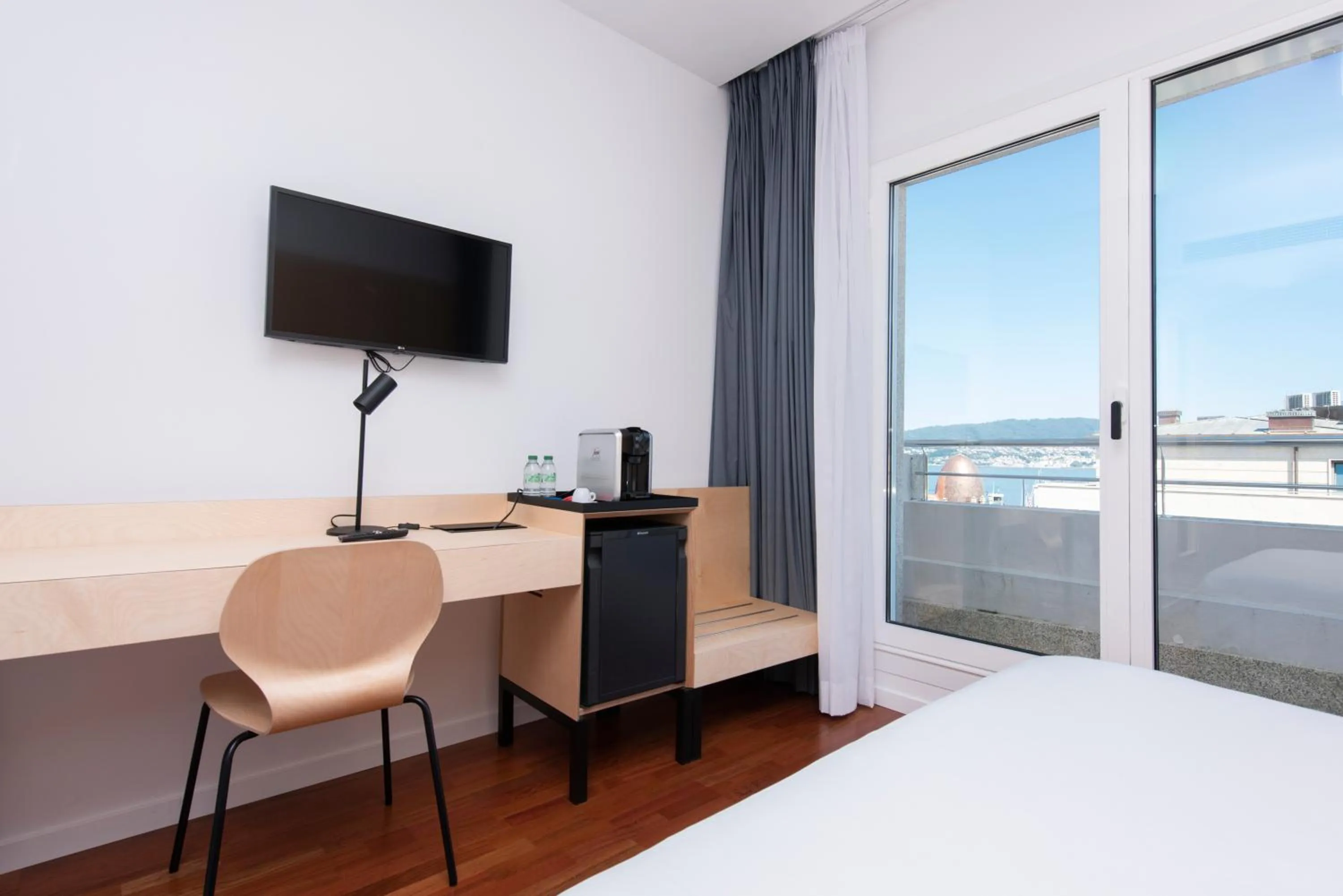 TV and multimedia, TV/Entertainment Center in Hotel America Vigo