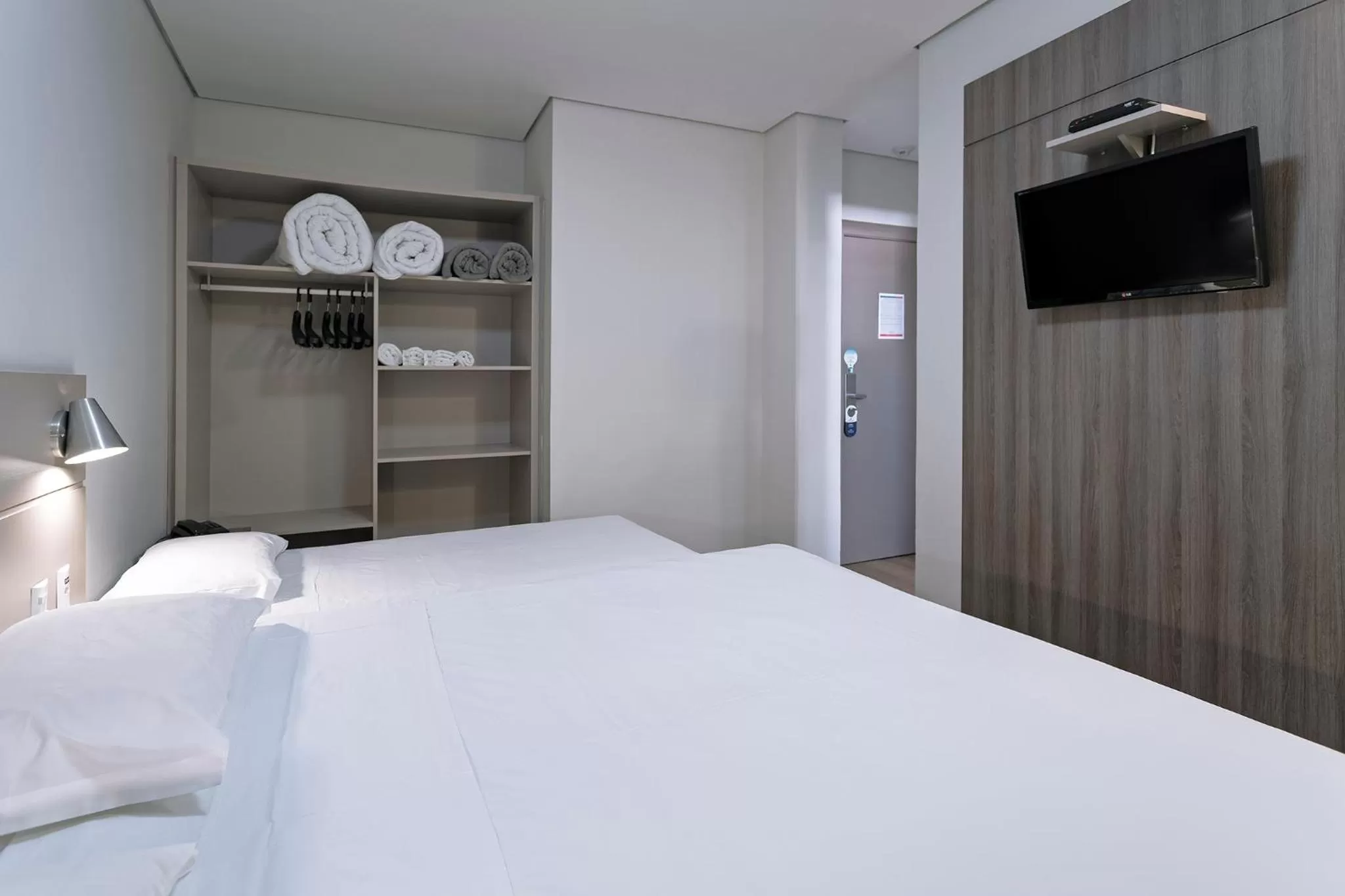 View (from property/room), Bed in Hotel Valerim Itajaí / Navegantes