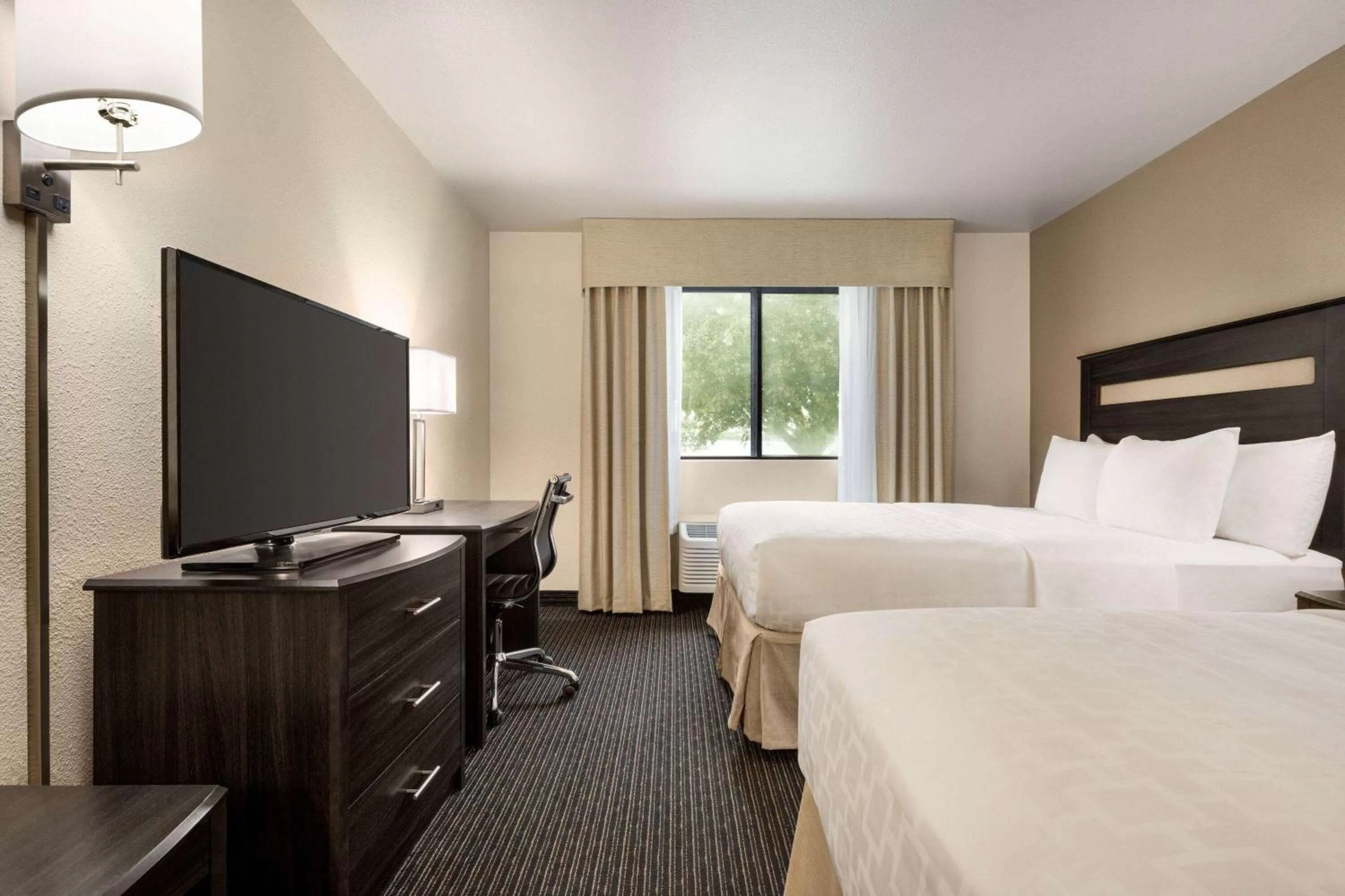 Photo of the whole room, Bed in Baymont by Wyndham Hearne