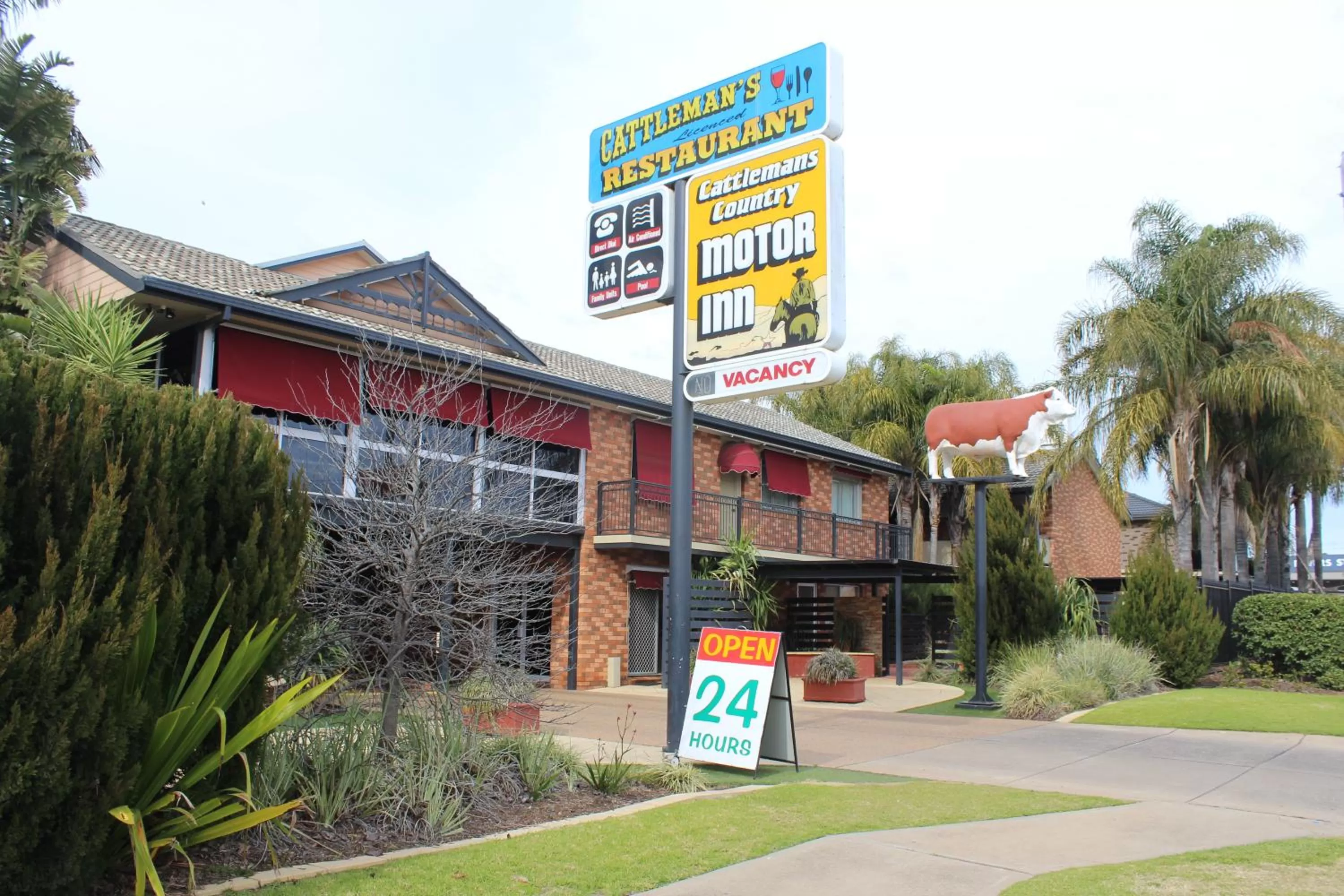 Property building in Cattlemans Country Motor Inn & Serviced Apartments