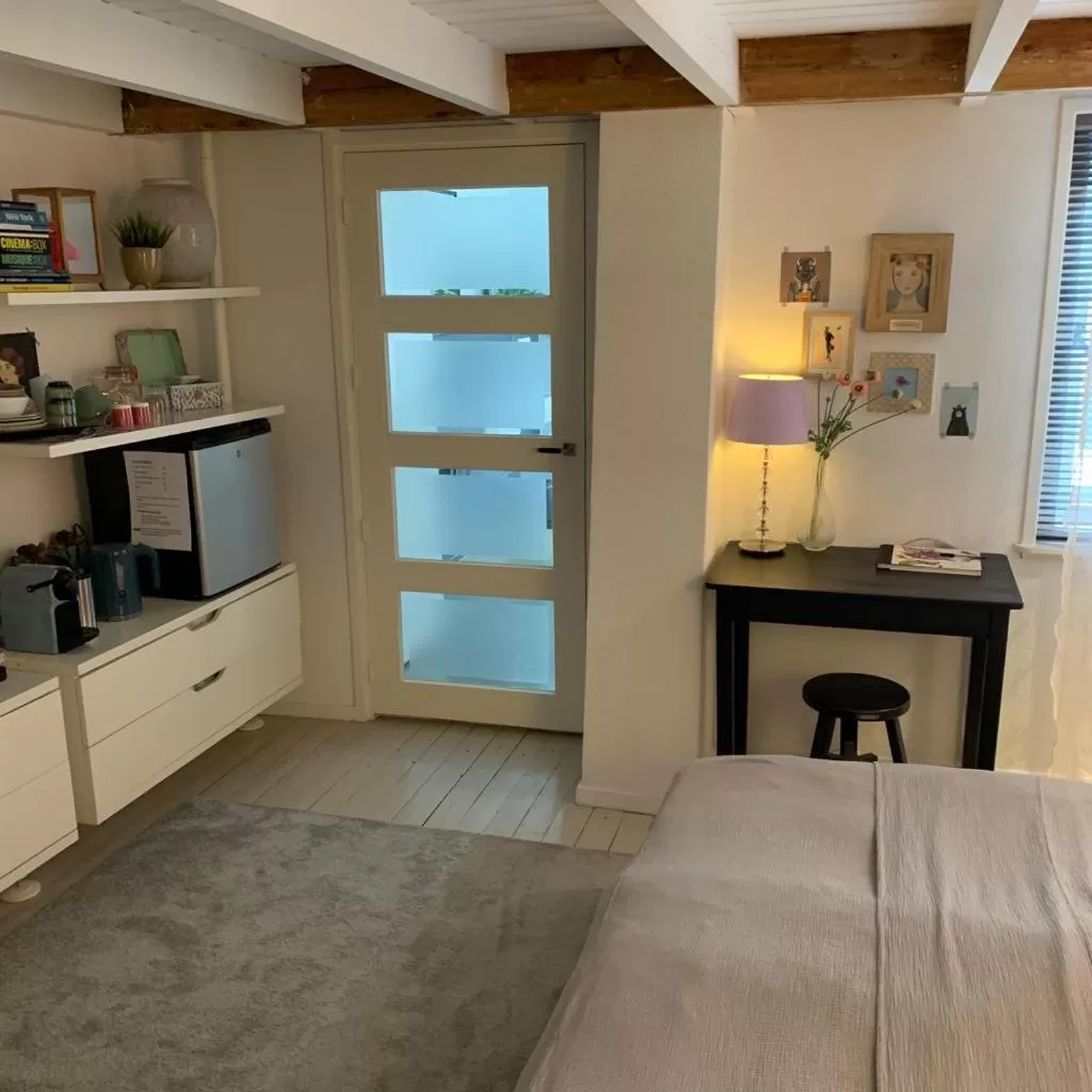 Seating area, Bed in B&B Vintage Room