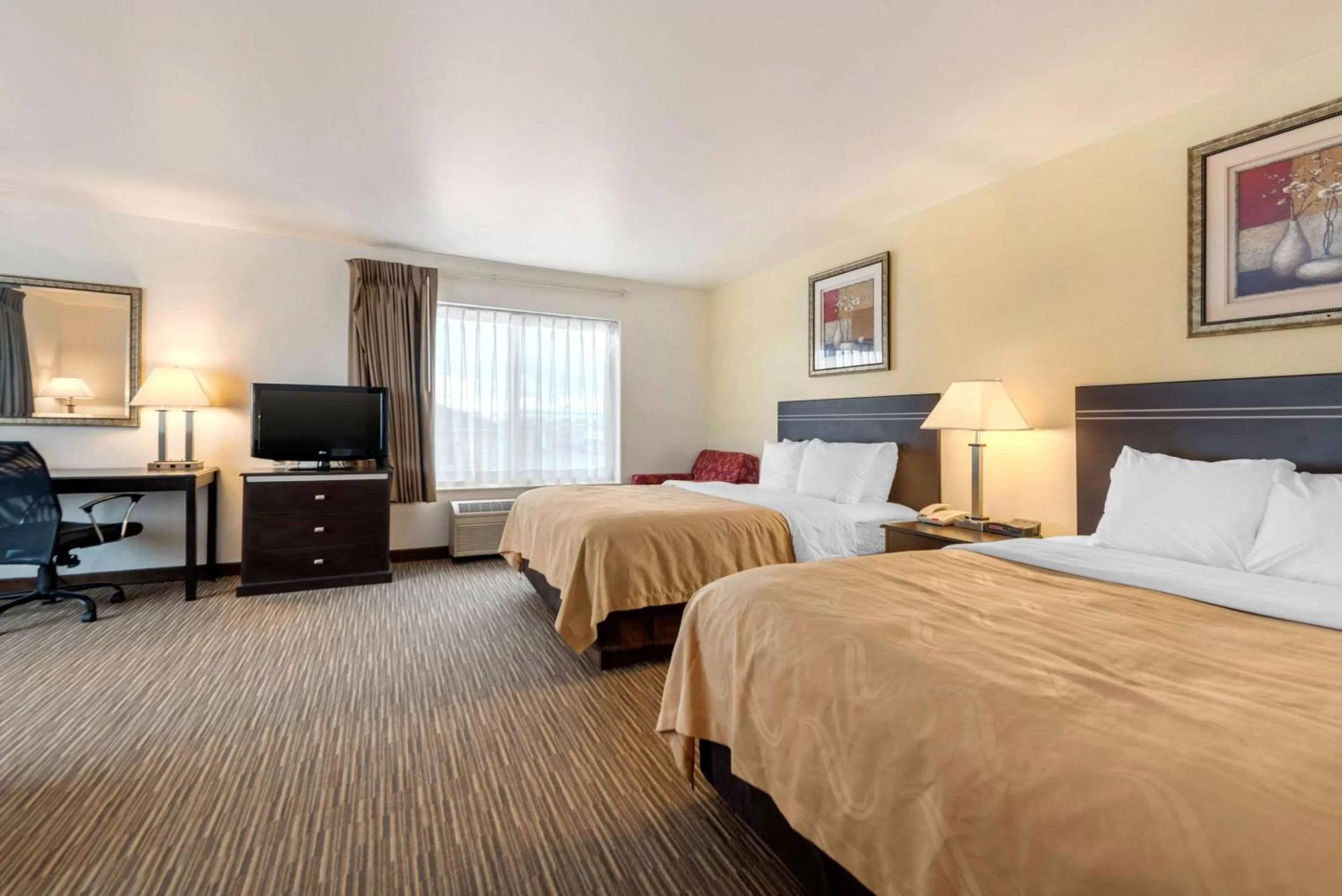 Photo of the whole room, Bed in Quality Inn & Suites Limon