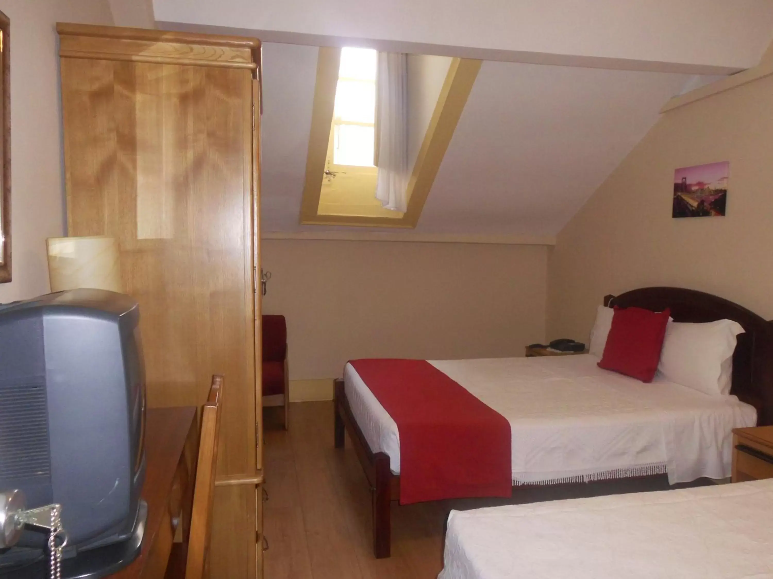 Budget Triple Room with Skylight in Hotel Larbelo Budget Triple Room with Skylight in Hotel Larbelo