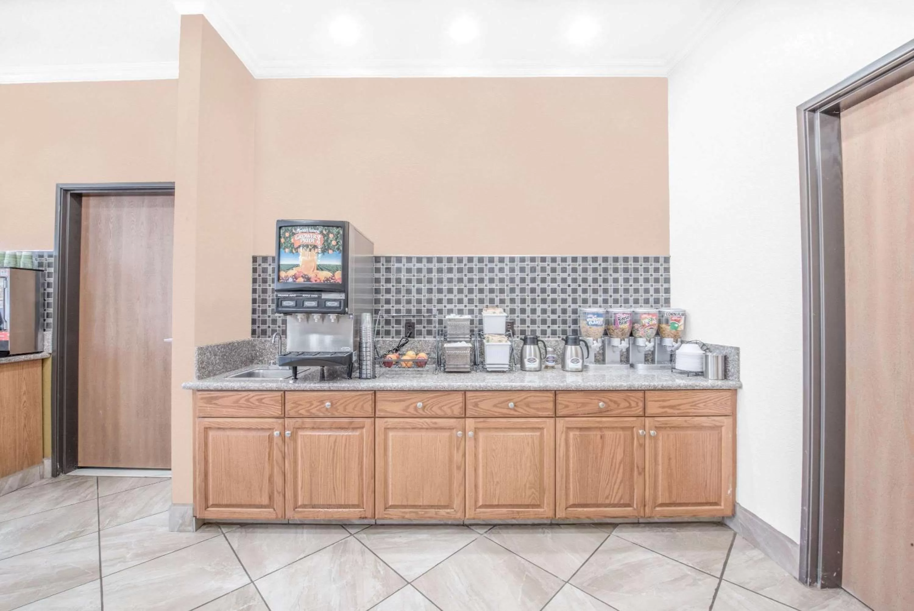 Restaurant/places to eat in Baymont by Wyndham Pearsall