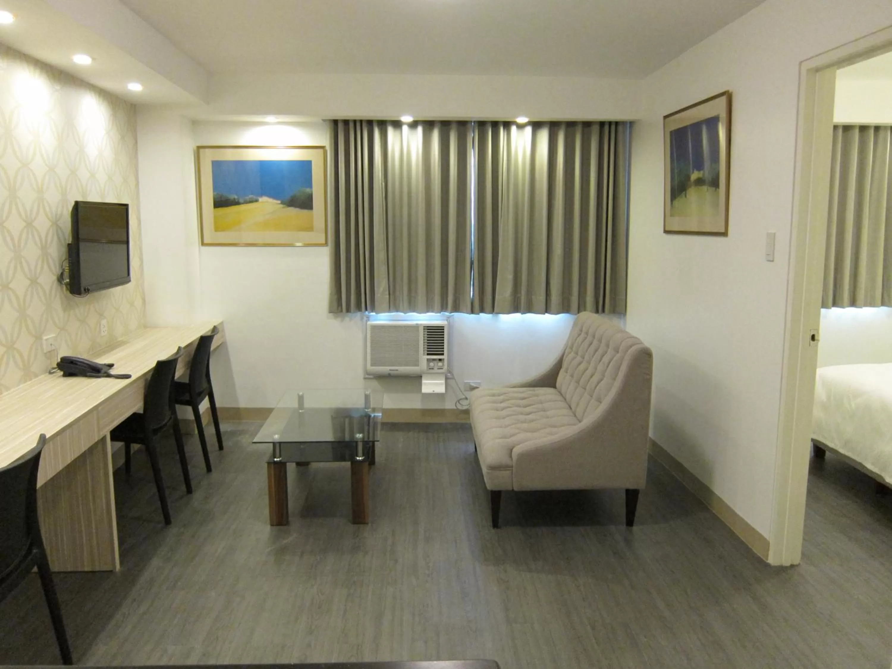 Seating area, Bed in The Charter House