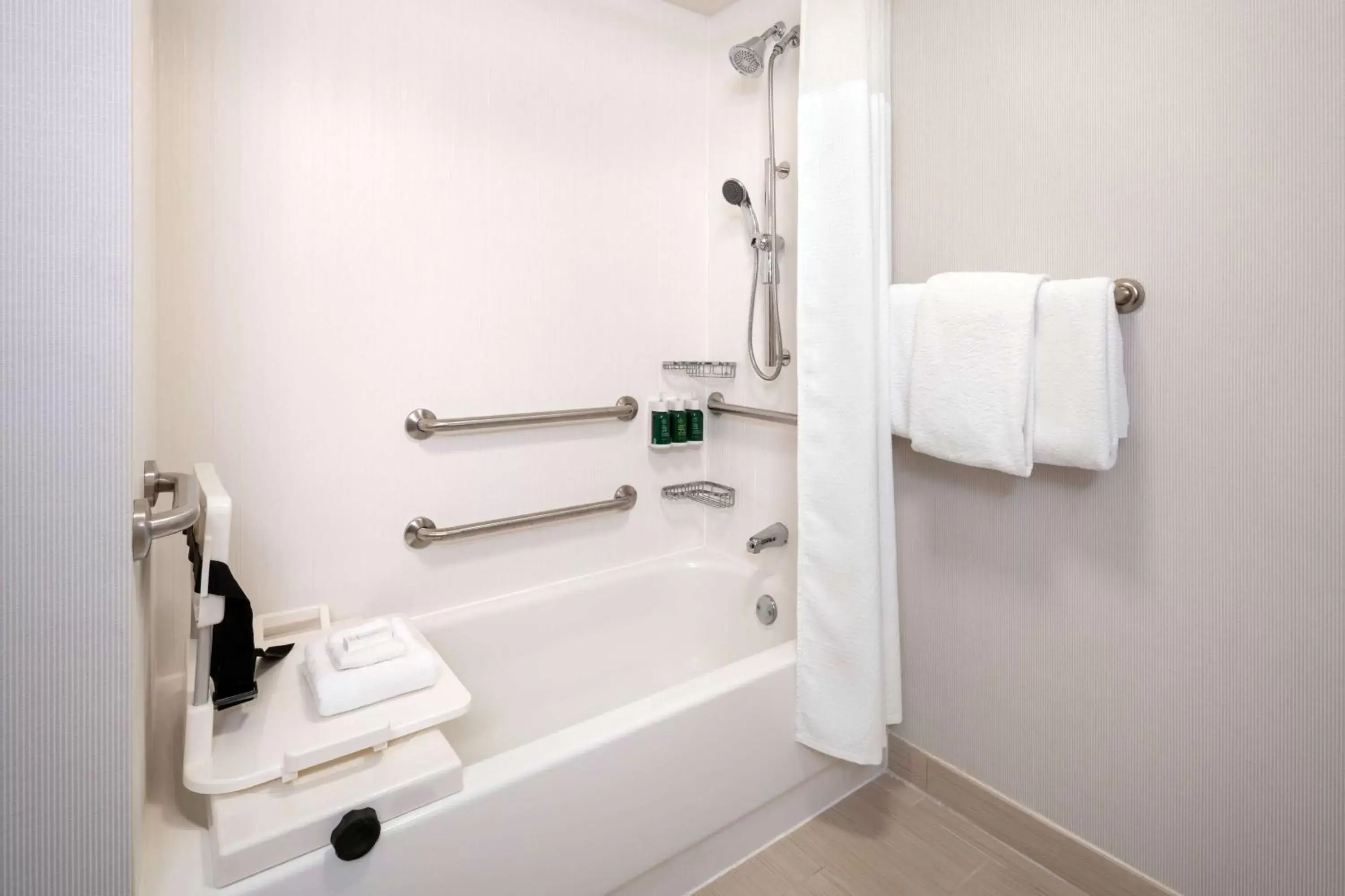 Mobility/Hearing Accessible One-Bedroom King Suite with Tub in Sonesta Select Phoenix Camelback Mobility/Hearing Accessible One-Bedroom King Suite with Tub in Sonesta Select Phoenix Camelback